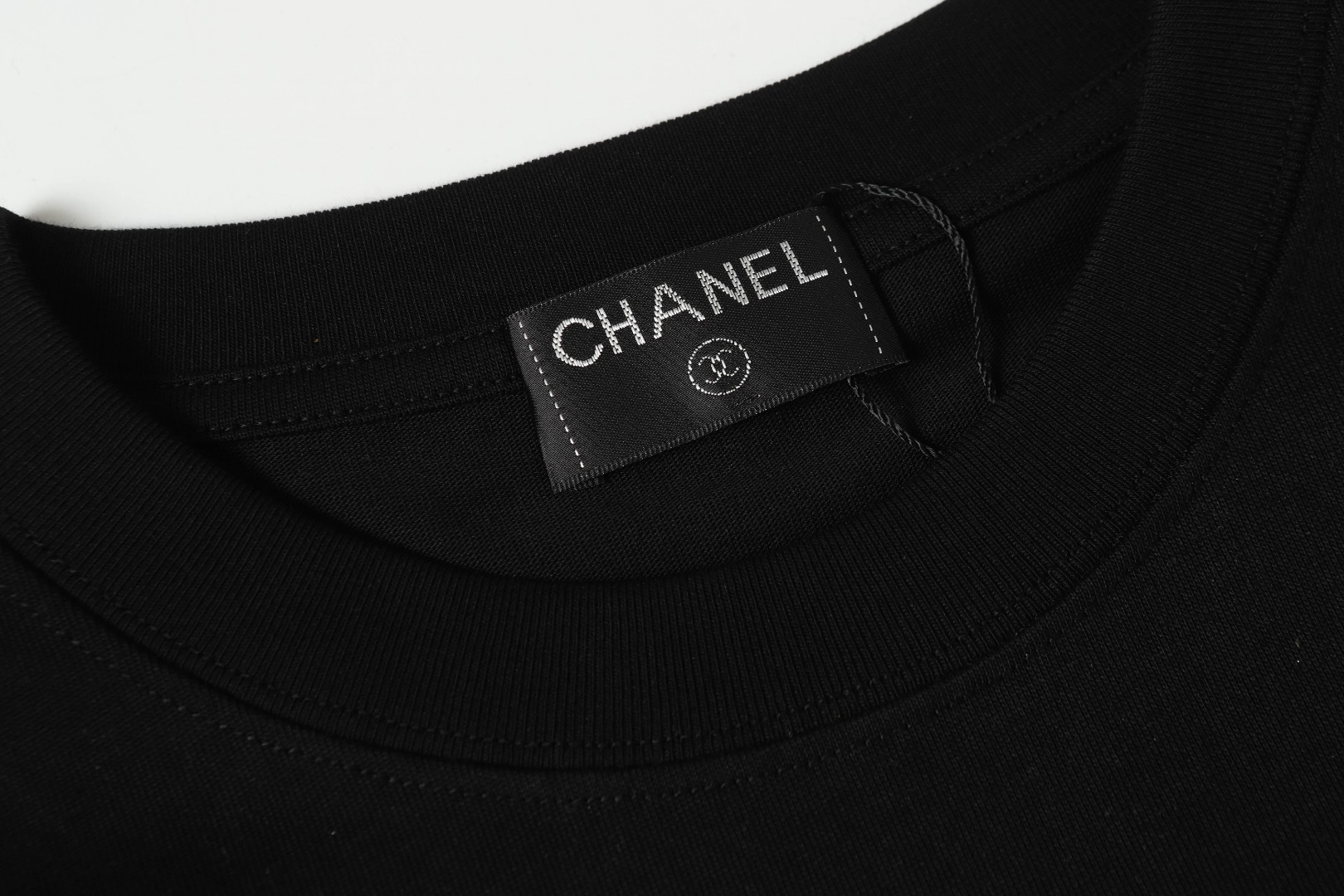 Chanel 高仿男女款黑色噴漆LOGO短袖T恤 潮感濃厚藝術風格| 13 Chanel 高仿男女款黑色噴漆LOGO短袖T恤 潮感濃厚藝術風格