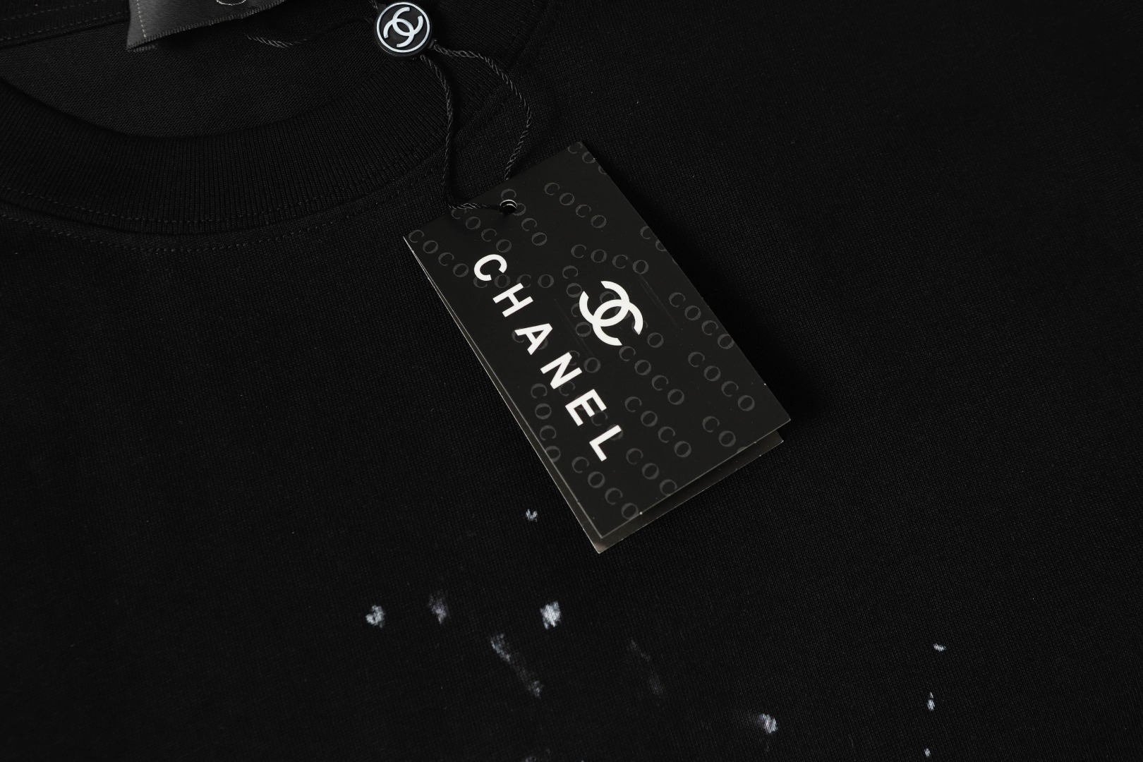Chanel 高仿男女款黑色噴漆LOGO短袖T恤 潮感濃厚藝術風格| 12 Chanel 高仿男女款黑色噴漆LOGO短袖T恤 潮感濃厚藝術風格