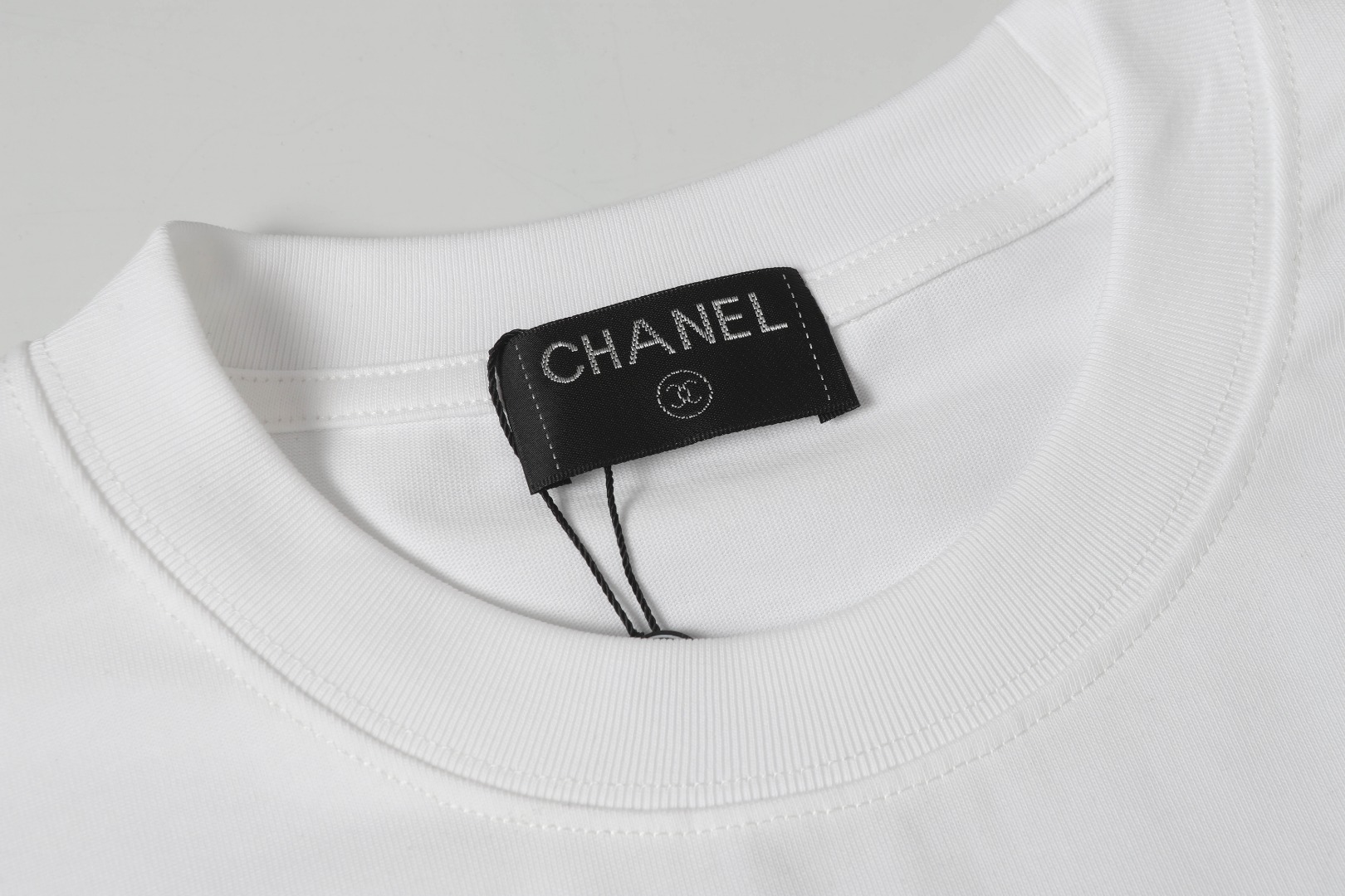 Chanel 高仿男女款白色塗鴉LOGO T恤 潮流藝術風百搭實穿| 13 Chanel 高仿男女款白色塗鴉LOGO T恤 潮流藝術風百搭實穿