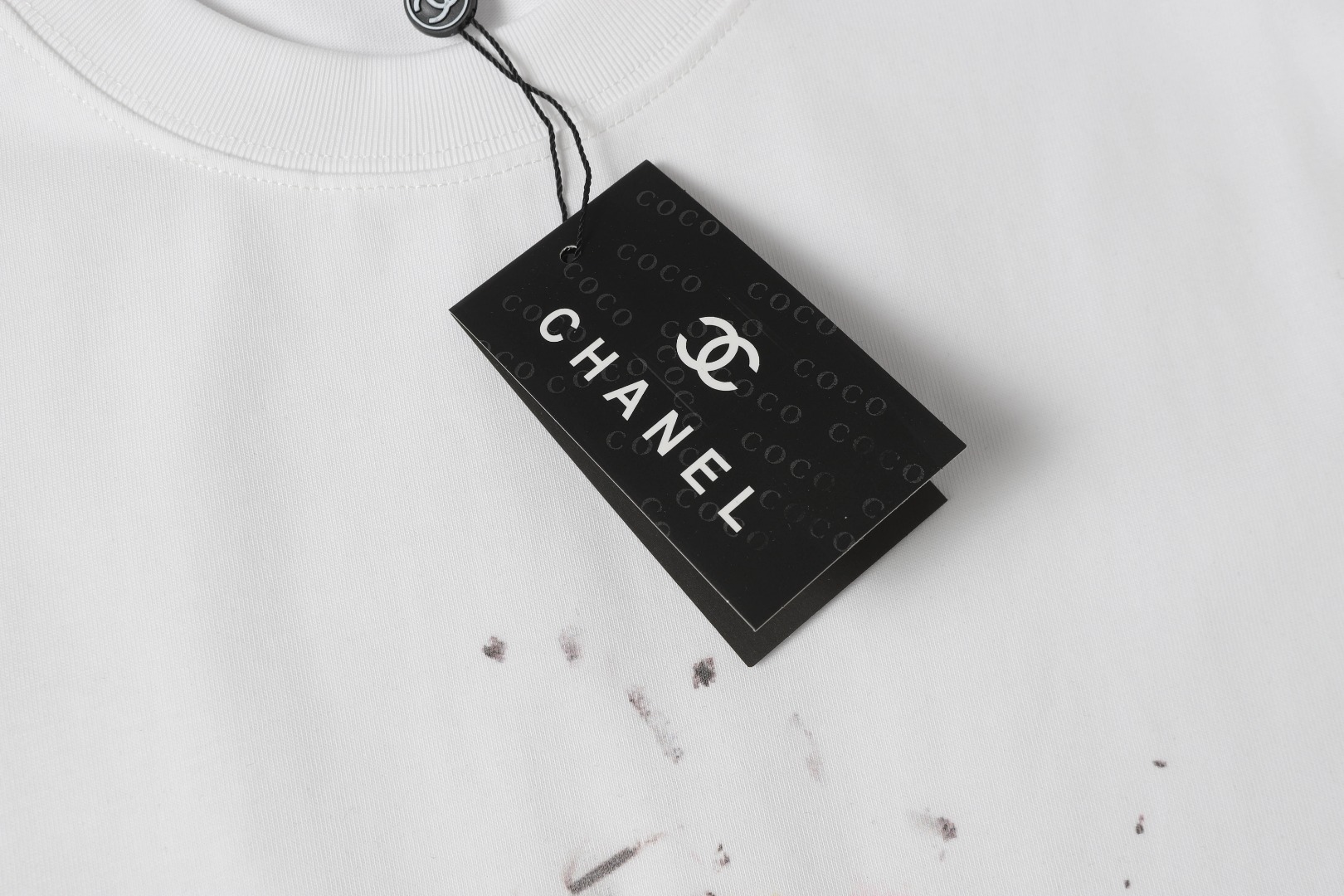 Chanel 高仿男女款白色塗鴉LOGO T恤 潮流藝術風百搭實穿| 12 Chanel 高仿男女款白色塗鴉LOGO T恤 潮流藝術風百搭實穿