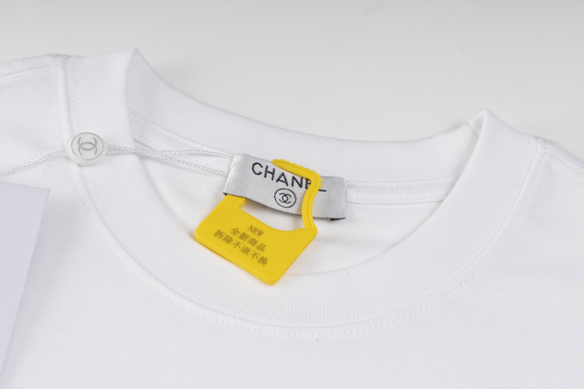 Chanel 高仿男女款白色雙C刺繡T恤 簡約設計精品實穿單品| 13 Chanel 高仿男女款白色雙C刺繡T恤 簡約設計精品實穿單品