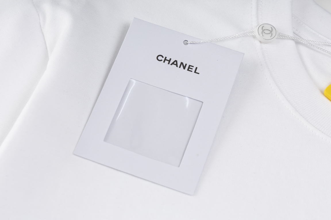 Chanel 高仿男女款白色雙C刺繡T恤 簡約設計精品實穿單品| 12 Chanel 高仿男女款白色雙C刺繡T恤 簡約設計精品實穿單品