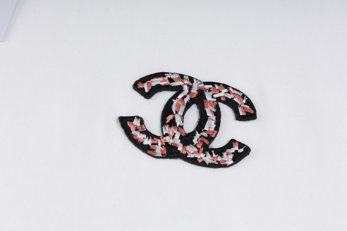 Chanel 高仿男女款白色雙C刺繡T恤 簡約設計精品實穿單品| 11 Chanel 高仿男女款白色雙C刺繡T恤 簡約設計精品實穿單品