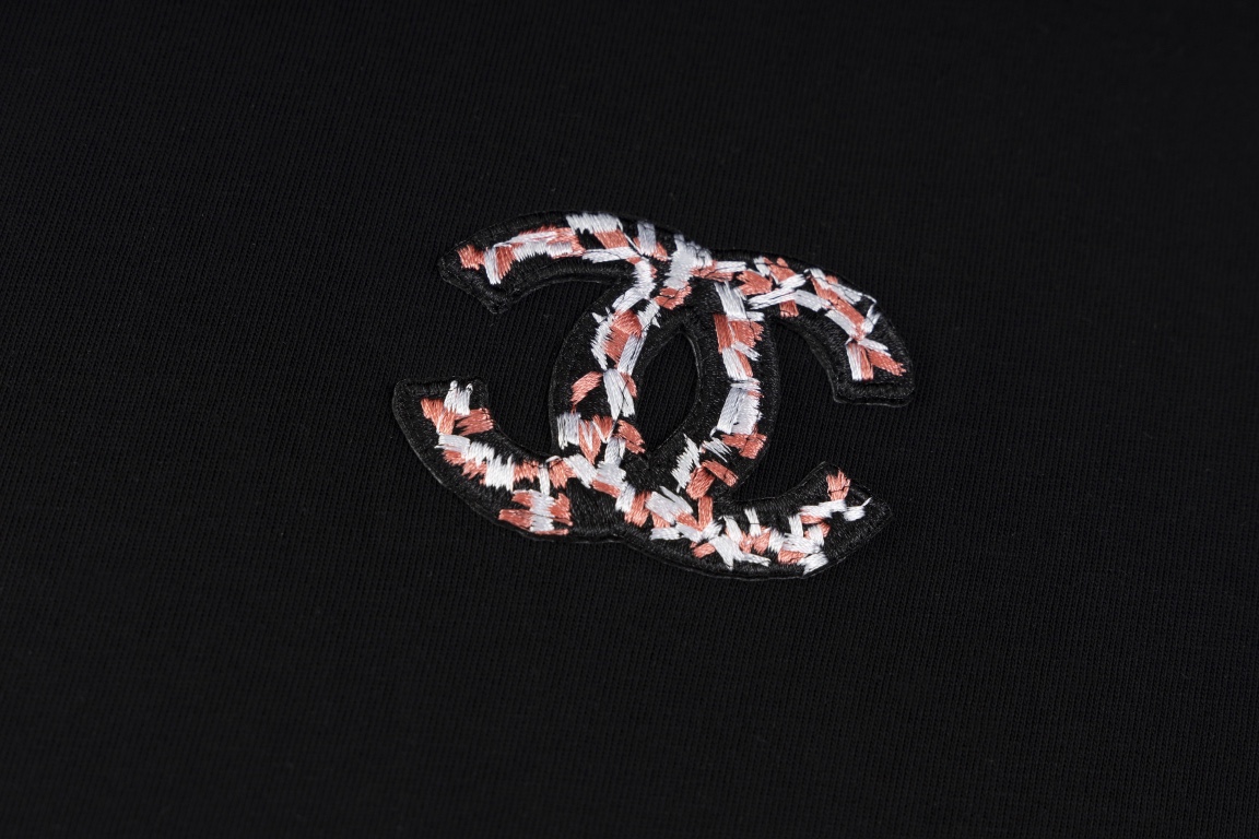 Chanel 高仿男女款黑色雙C刺繡T恤 質感棉料低調有型百搭| 11 Chanel 高仿男女款黑色雙C刺繡T恤 質感棉料低調有型百搭