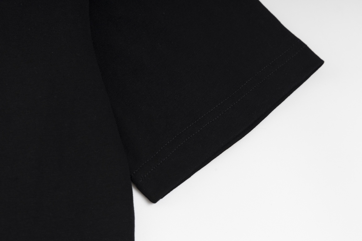 Chanel 高仿男女款黑色雙C刺繡T恤 質感棉料低調有型百搭| 10 Chanel 高仿男女款黑色雙C刺繡T恤 質感棉料低調有型百搭