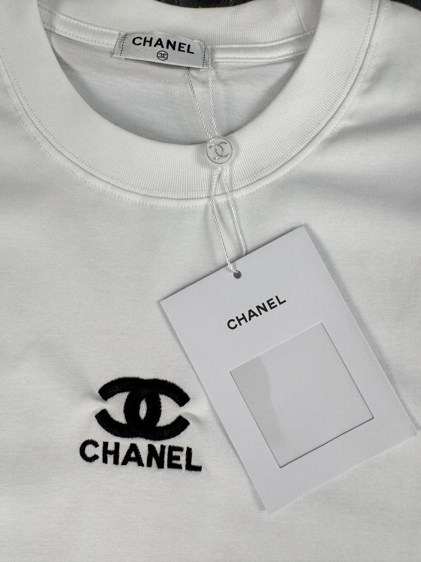 Chanel 高仿男女款白色眼睛圖騰T恤 街頭圖像設計吸睛風格| 10 Chanel 高仿男女款白色眼睛圖騰T恤 街頭圖像設計吸睛風格
