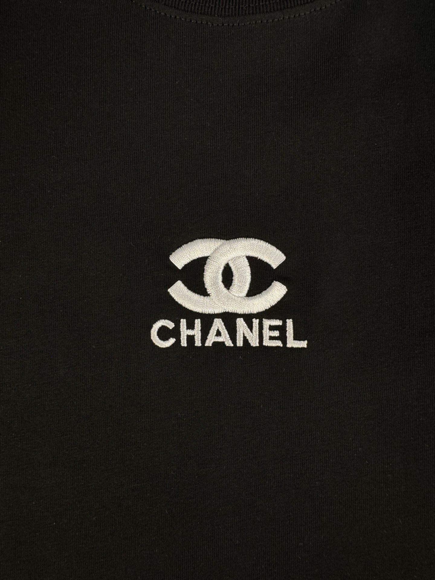 Chanel 高仿黑色短袖T恤 男款雙C刺繡設計 極簡潮流通勤百搭| 11 Chanel 高仿黑色短袖T恤 男款雙C刺繡設計 極簡潮流通勤百搭