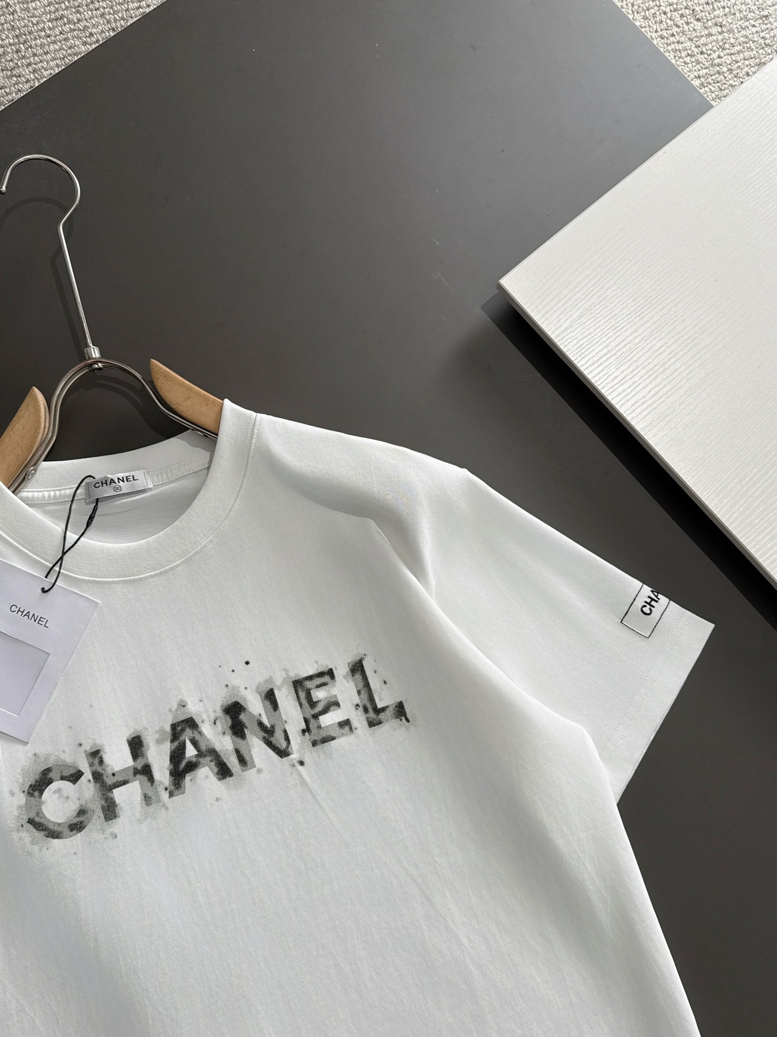 Chanel 高仿女款白色毛邊LOGO T恤 潮流破壞風立體字母設計| 14 Chanel 高仿女款白色毛邊LOGO T恤 潮流破壞風立體字母設計