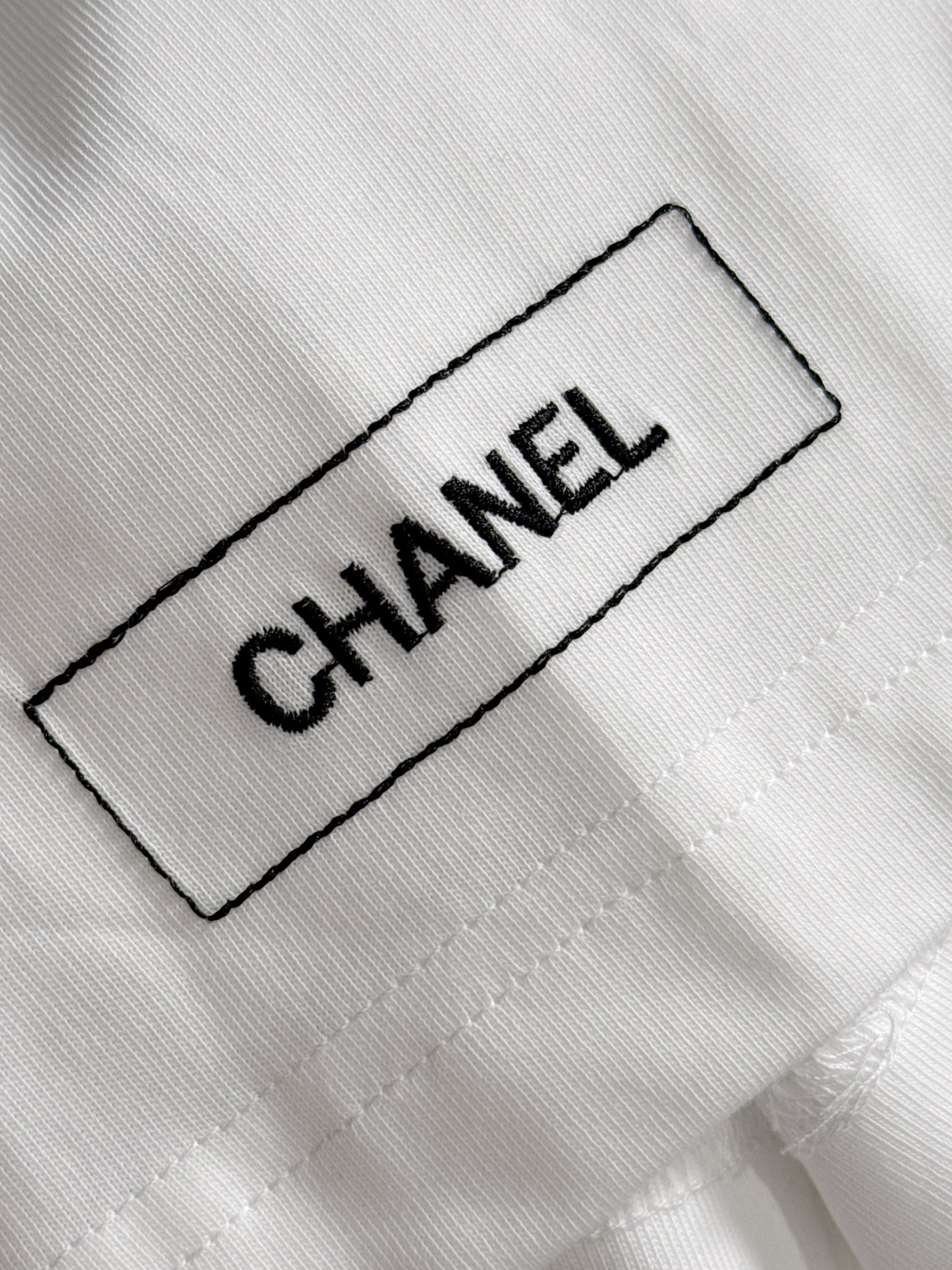 Chanel 高仿女款白色毛邊LOGO T恤 潮流破壞風立體字母設計| 11 Chanel 高仿女款白色毛邊LOGO T恤 潮流破壞風立體字母設計