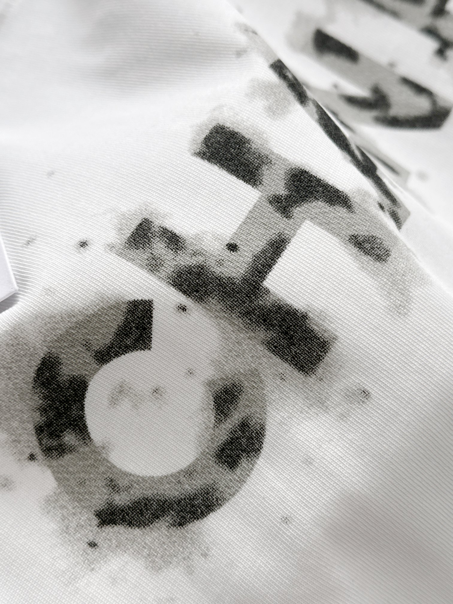 Chanel 高仿女款白色毛邊LOGO T恤 潮流破壞風立體字母設計| 9 Chanel 高仿女款白色毛邊LOGO T恤 潮流破壞風立體字母設計