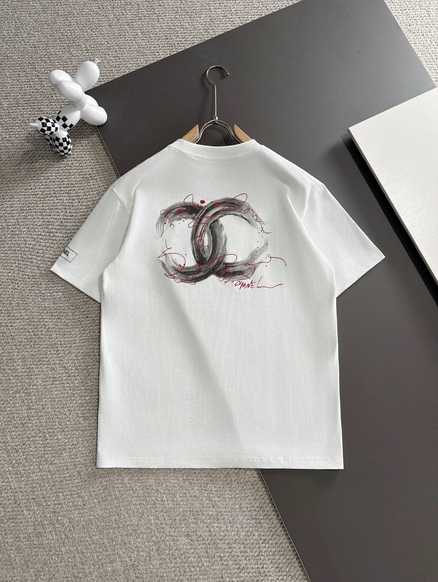 Chanel 高仿女款白色毛邊LOGO T恤 潮流破壞風立體字母設計| 7 Chanel 高仿女款白色毛邊LOGO T恤 潮流破壞風立體字母設計