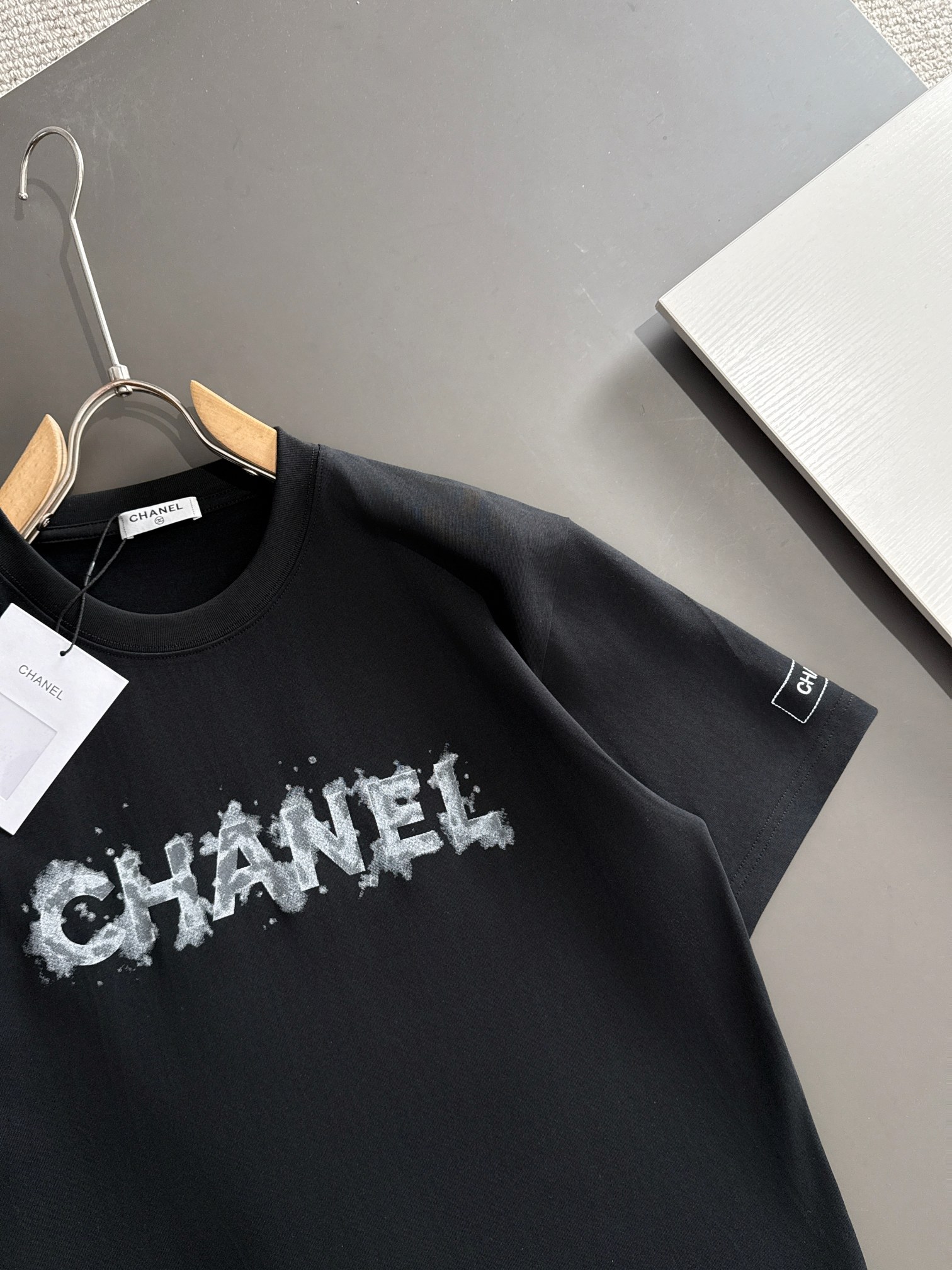 Chanel 高仿女款黑色破壞LOGO T恤 潮感滿分藝術復古風格| 13 Chanel 高仿女款黑色破壞LOGO T恤 潮感滿分藝術復古風格