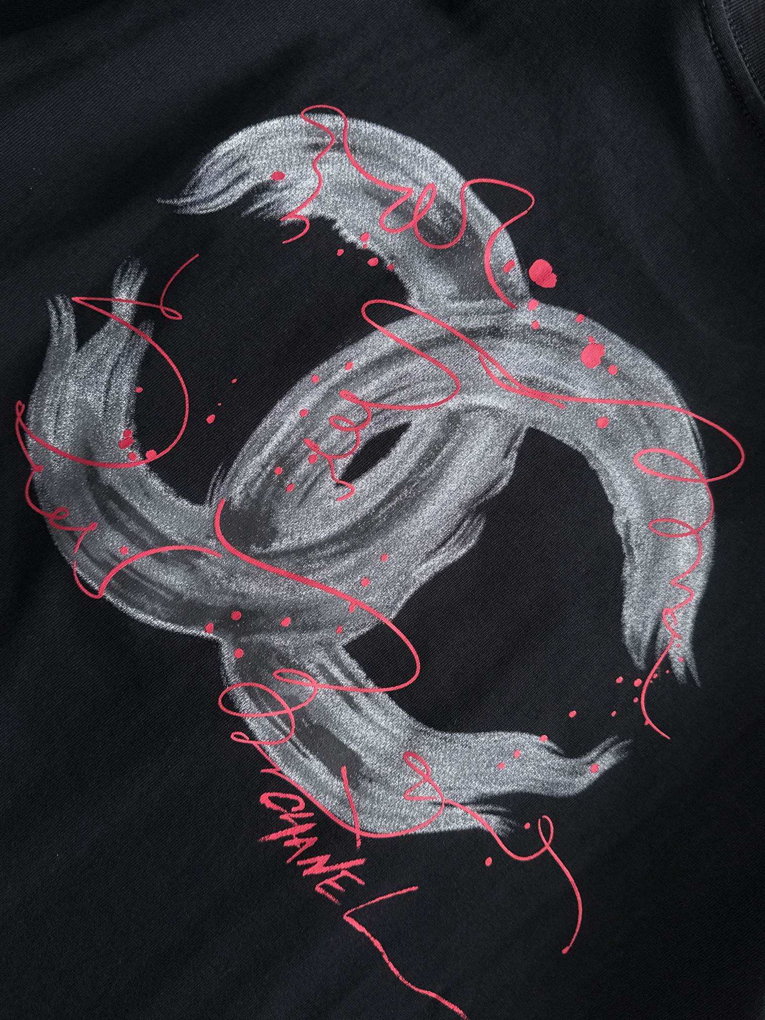 Chanel 高仿女款黑色破壞LOGO T恤 潮感滿分藝術復古風格| 11 Chanel 高仿女款黑色破壞LOGO T恤 潮感滿分藝術復古風格