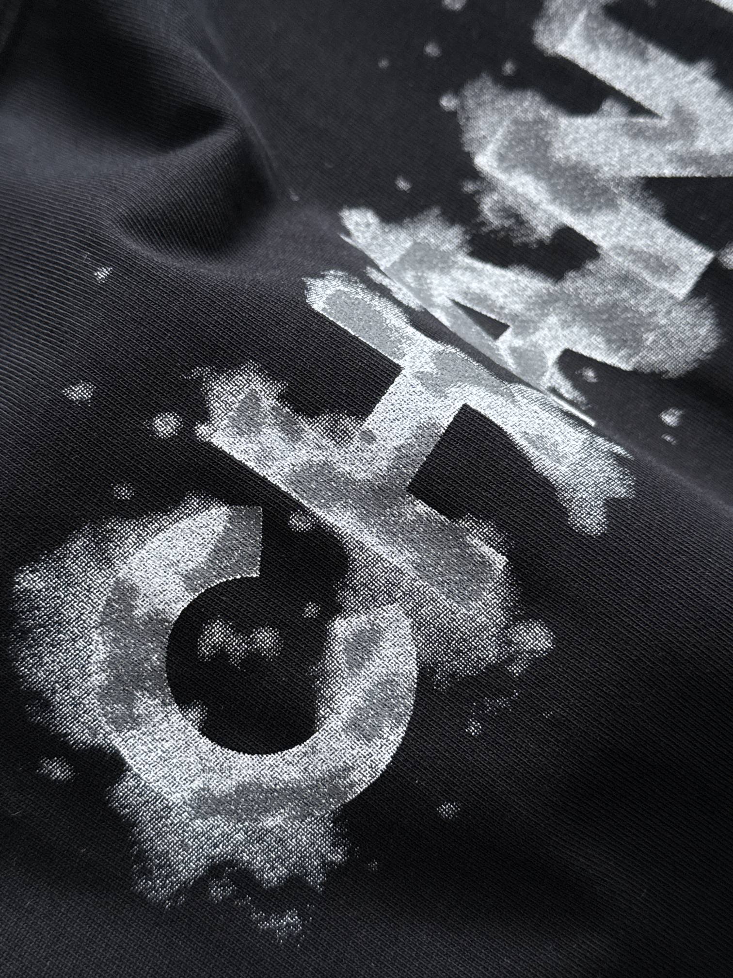 Chanel 高仿女款黑色破壞LOGO T恤 潮感滿分藝術復古風格| 10 Chanel 高仿女款黑色破壞LOGO T恤 潮感滿分藝術復古風格