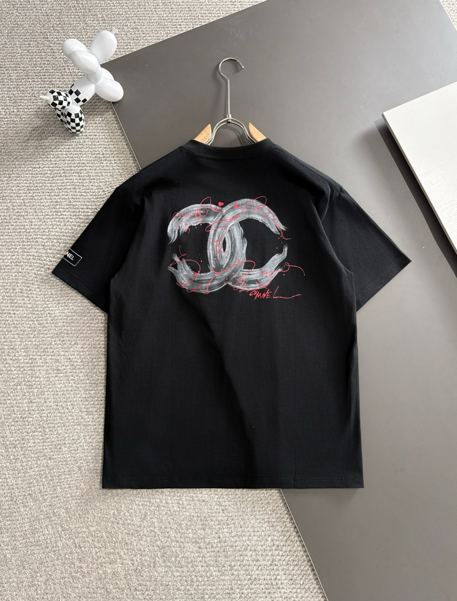 Chanel 高仿女款黑色破壞LOGO T恤 潮感滿分藝術復古風格| 7 Chanel 高仿女款黑色破壞LOGO T恤 潮感滿分藝術復古風格