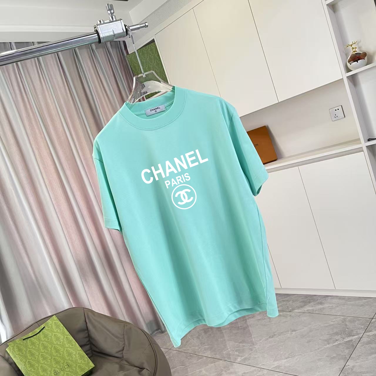 Chanel 高仿男女款綠色字母印花T恤 夏日百搭亮色系輕奢風格| 13 Chanel 高仿男女款綠色字母印花T恤 夏日百搭亮色系輕奢風格