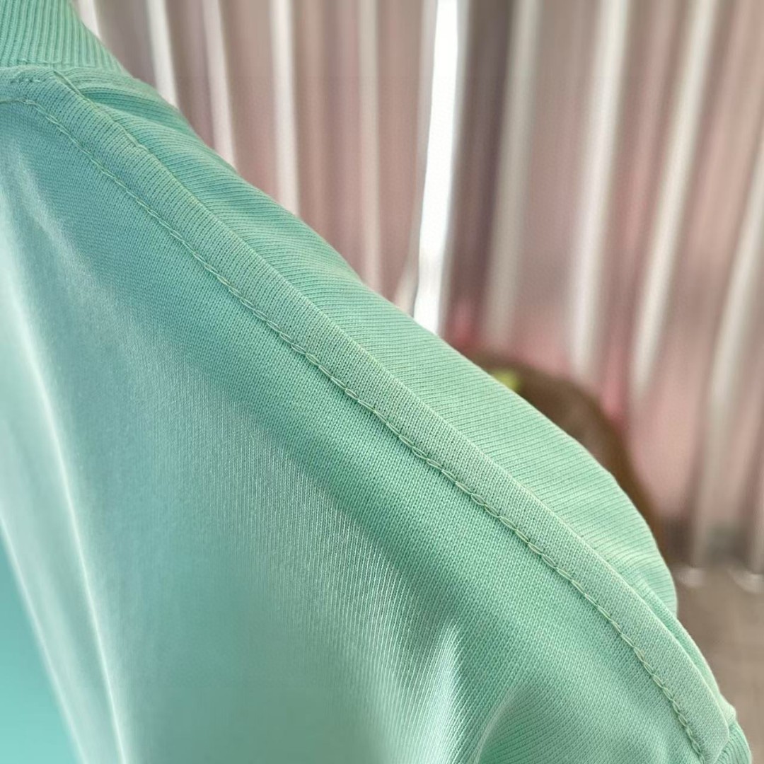 Chanel 高仿男女款綠色字母印花T恤 夏日百搭亮色系輕奢風格| 10 Chanel 高仿男女款綠色字母印花T恤 夏日百搭亮色系輕奢風格