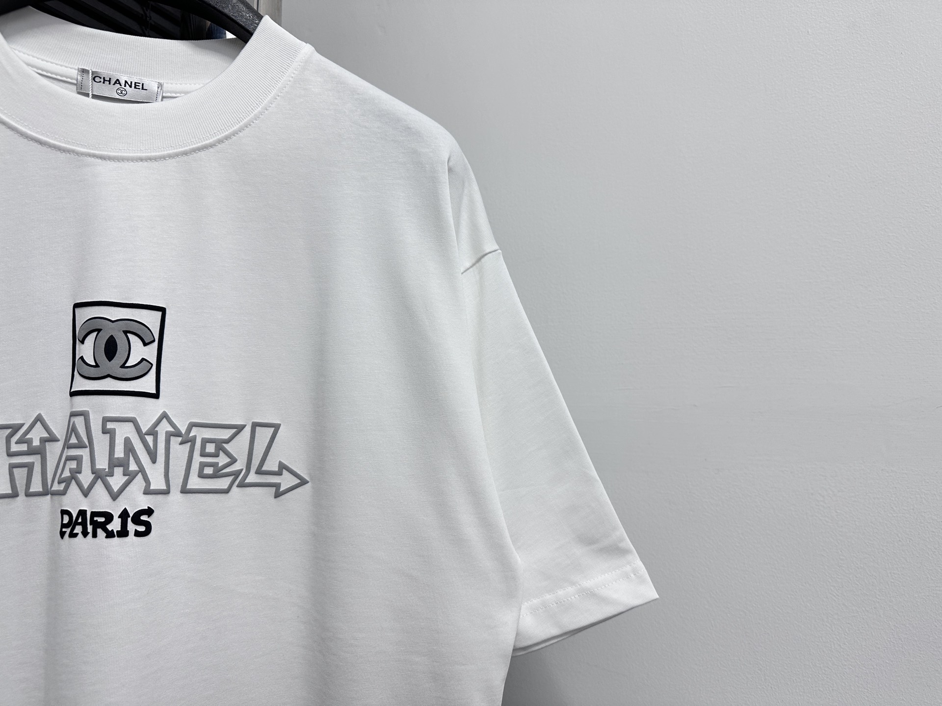 Chanel 一比一男款白色卡通LOGO字母T恤 街頭感塗鴉設計款式| 13 Chanel 一比一男款白色卡通LOGO字母T恤 街頭感塗鴉設計款式