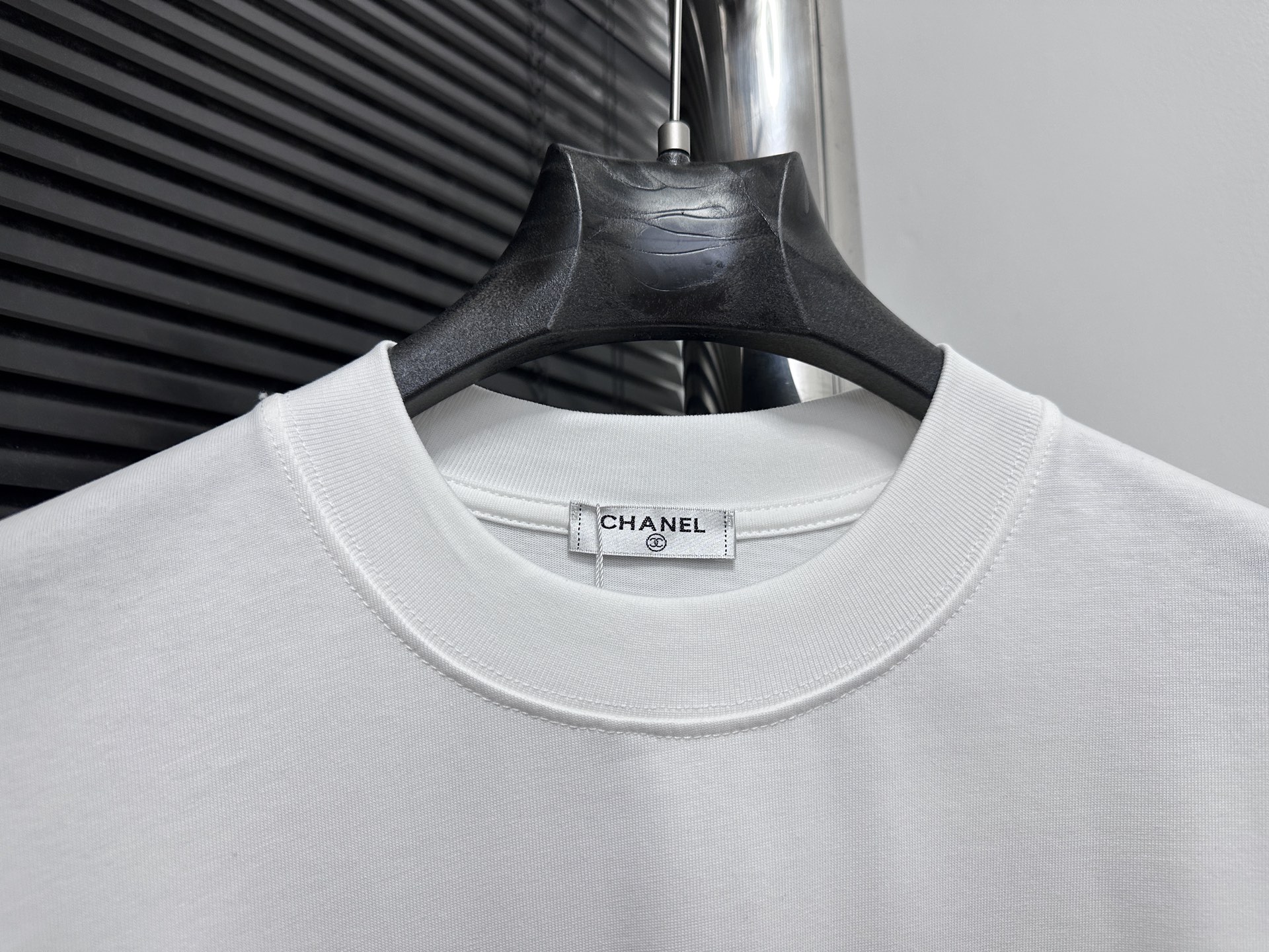 Chanel 一比一男款白色卡通LOGO字母T恤 街頭感塗鴉設計款式| 12 Chanel 一比一男款白色卡通LOGO字母T恤 街頭感塗鴉設計款式