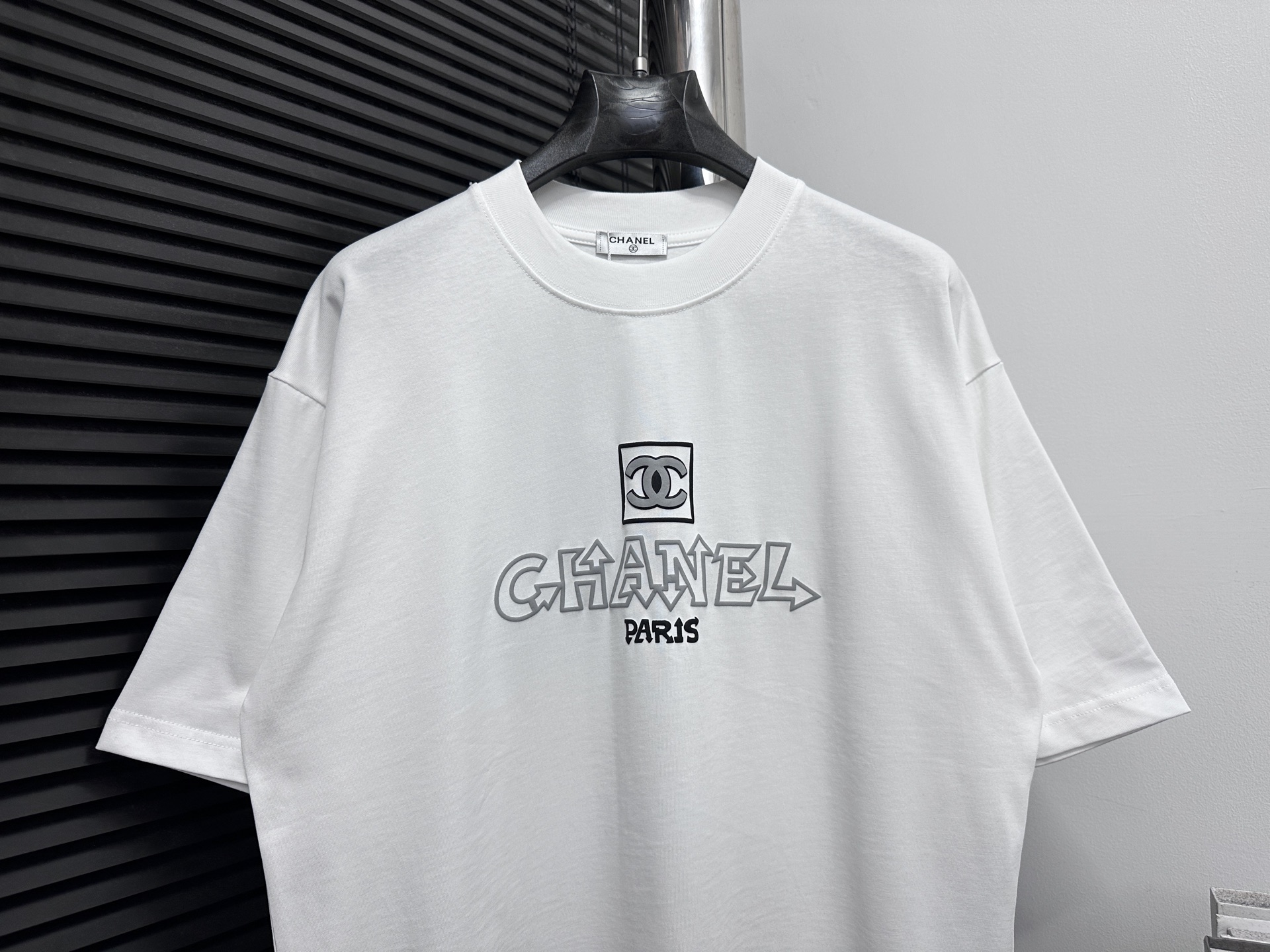 Chanel 一比一男款白色卡通LOGO字母T恤 街頭感塗鴉設計款式| 11 Chanel 一比一男款白色卡通LOGO字母T恤 街頭感塗鴉設計款式