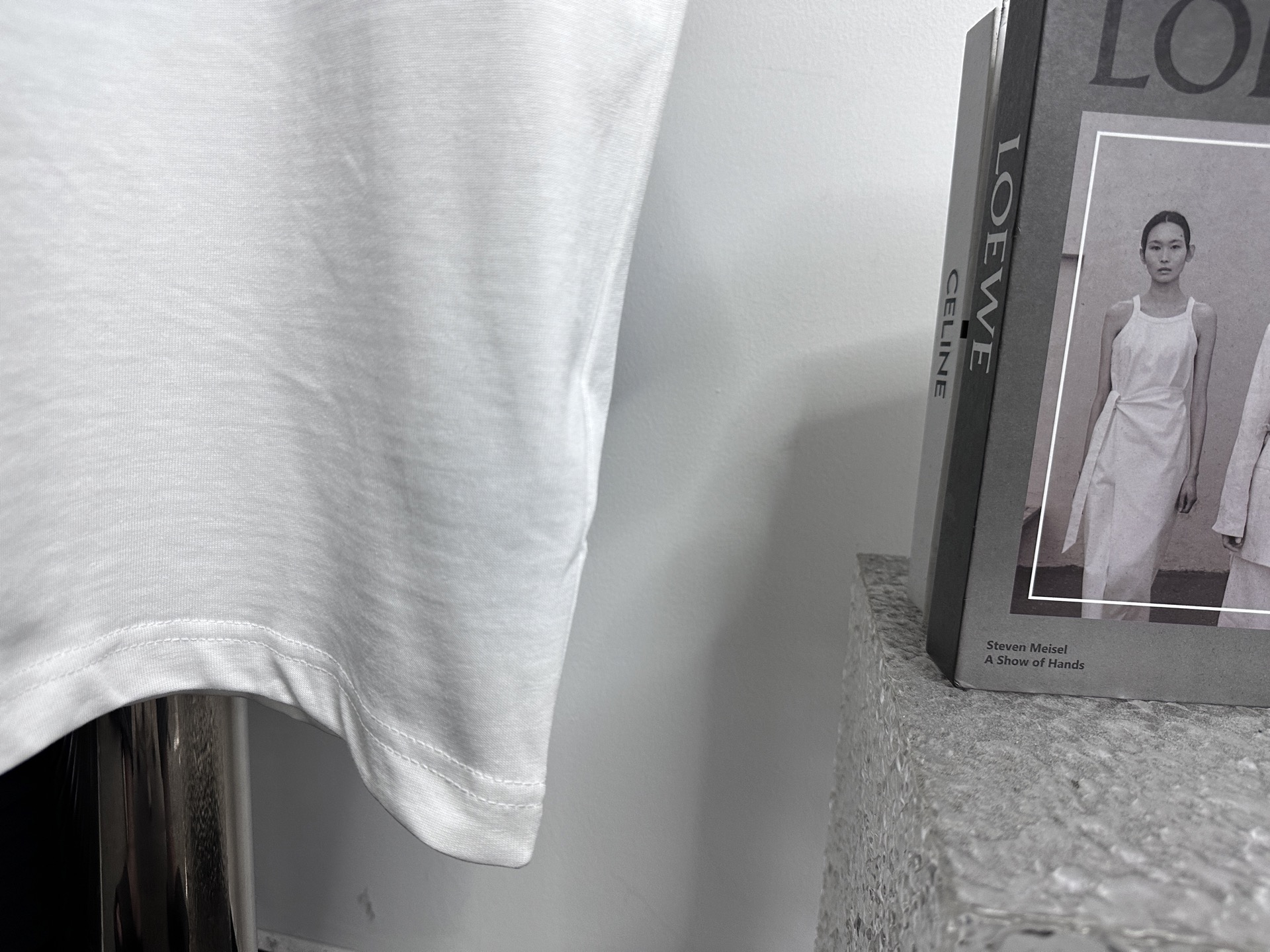 Chanel 一比一男款白色卡通LOGO字母T恤 街頭感塗鴉設計款式| 8 Chanel 一比一男款白色卡通LOGO字母T恤 街頭感塗鴉設計款式