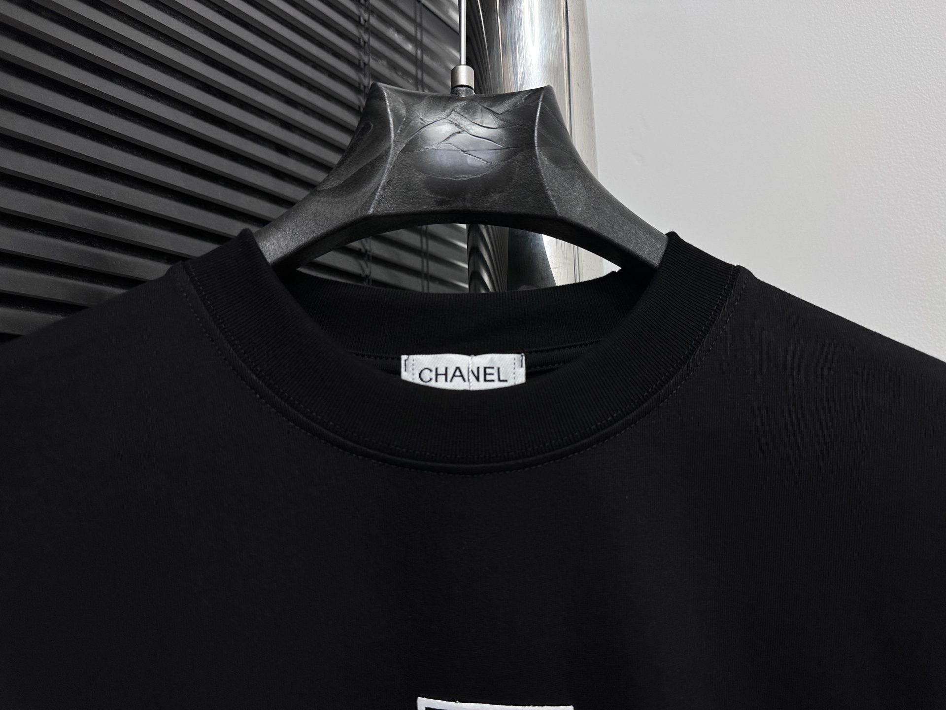 Chanel 原單男款黑色卡通字母T恤 雙C圖樣街頭感設計款| 12 Chanel 原單男款黑色卡通字母T恤 雙C圖樣街頭感設計款