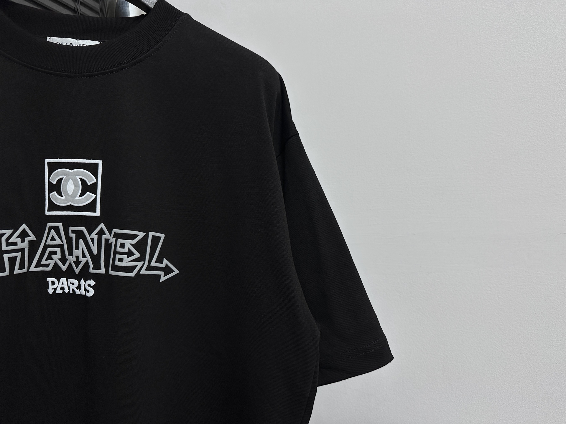 Chanel 原單男款黑色卡通字母T恤 雙C圖樣街頭感設計款| 11 Chanel 原單男款黑色卡通字母T恤 雙C圖樣街頭感設計款