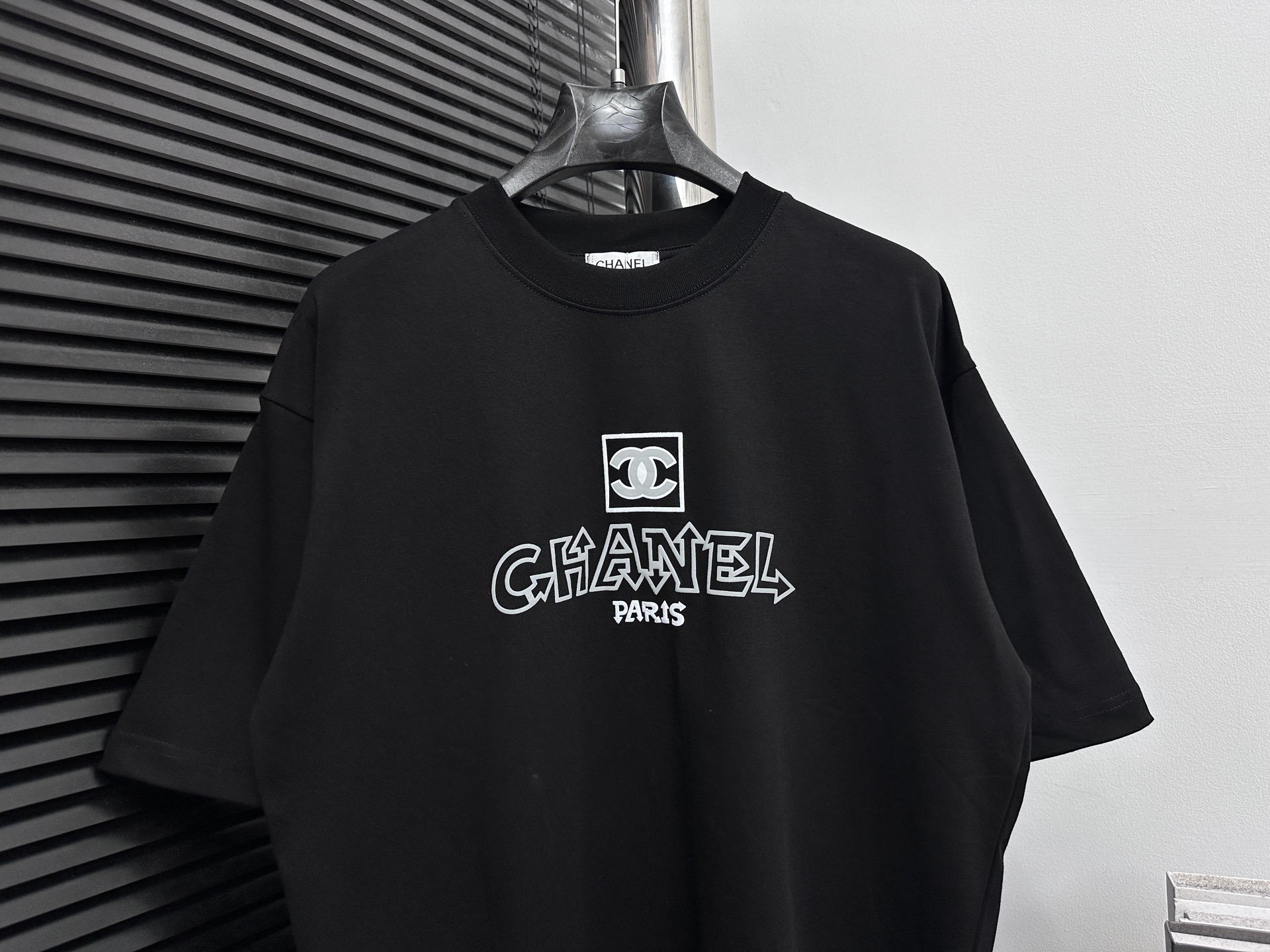 Chanel 原單男款黑色卡通字母T恤 雙C圖樣街頭感設計款| 10 Chanel 原單男款黑色卡通字母T恤 雙C圖樣街頭感設計款