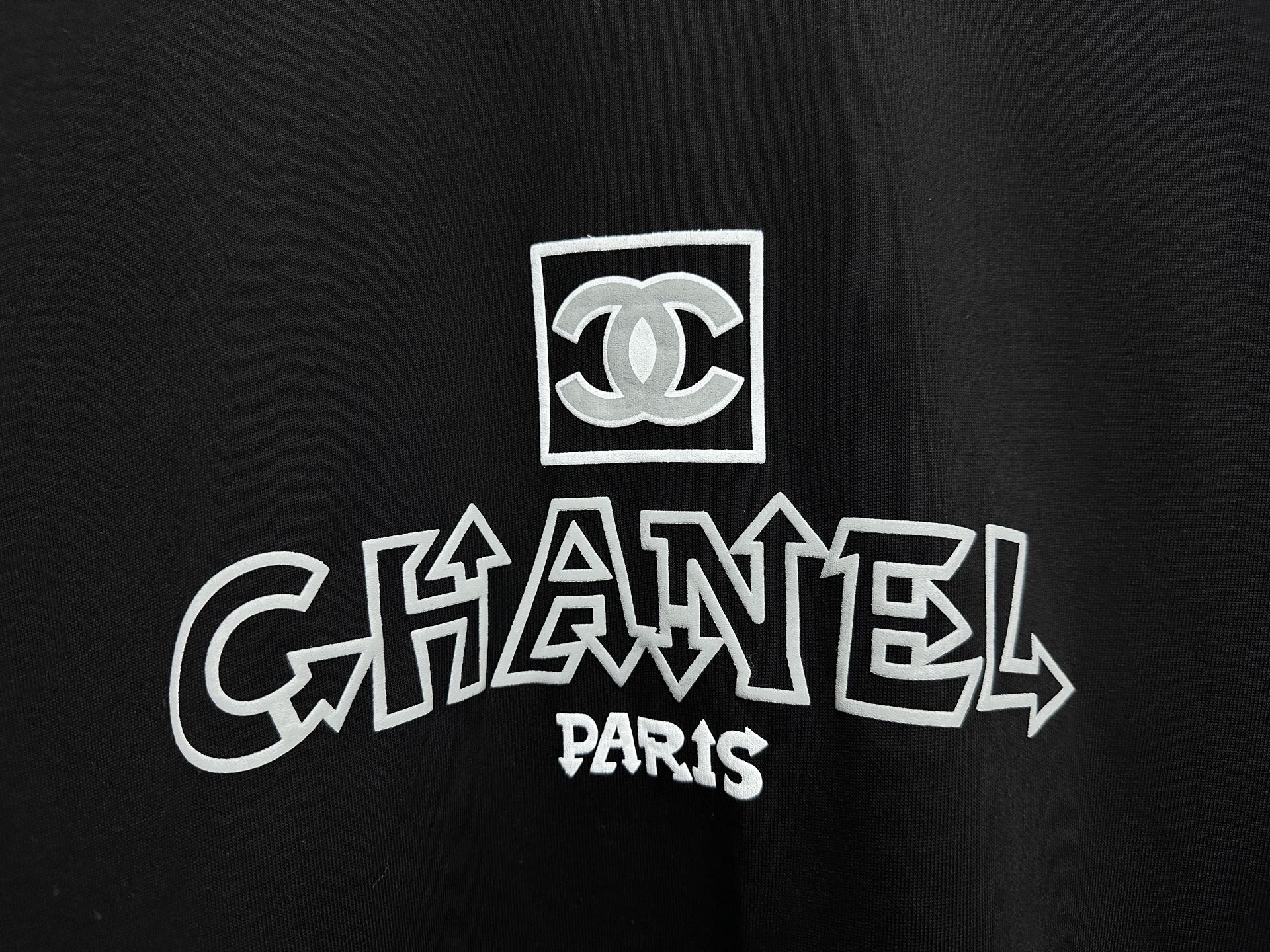 Chanel 原單男款黑色卡通字母T恤 雙C圖樣街頭感設計款| 8 Chanel 原單男款黑色卡通字母T恤 雙C圖樣街頭感設計款