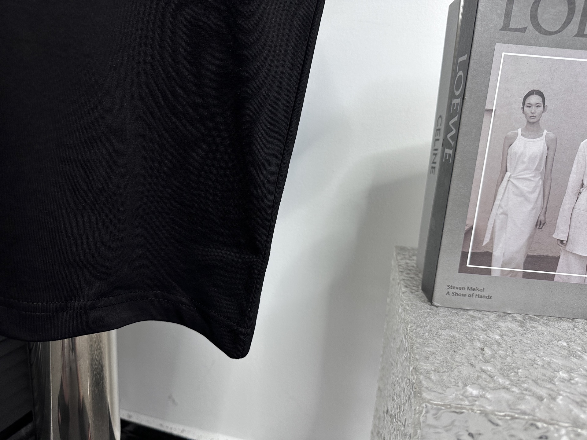 Chanel 原單男款黑色卡通字母T恤 雙C圖樣街頭感設計款| 7 Chanel 原單男款黑色卡通字母T恤 雙C圖樣街頭感設計款