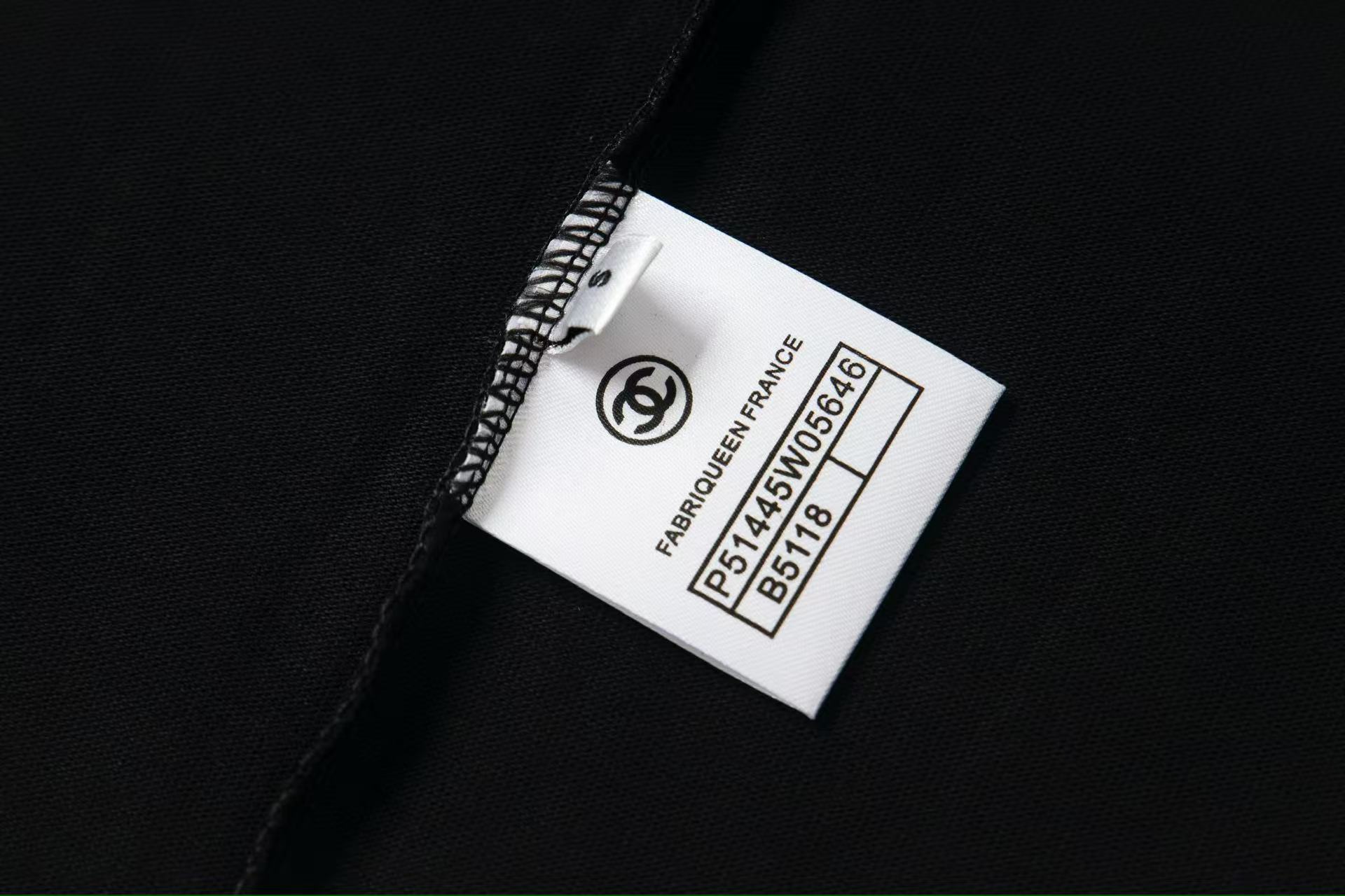 Chanel 一比一男款黑色刺繡LOGO T恤 領口設計極簡百搭款式| 11 Chanel 一比一男款黑色刺繡LOGO T恤 領口設計極簡百搭款式