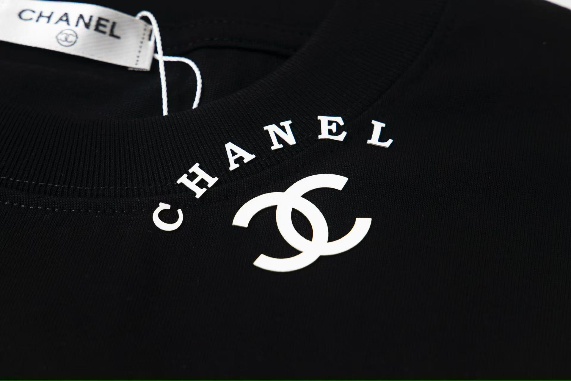Chanel 一比一男款黑色刺繡LOGO T恤 領口設計極簡百搭款式| 10 Chanel 一比一男款黑色刺繡LOGO T恤 領口設計極簡百搭款式
