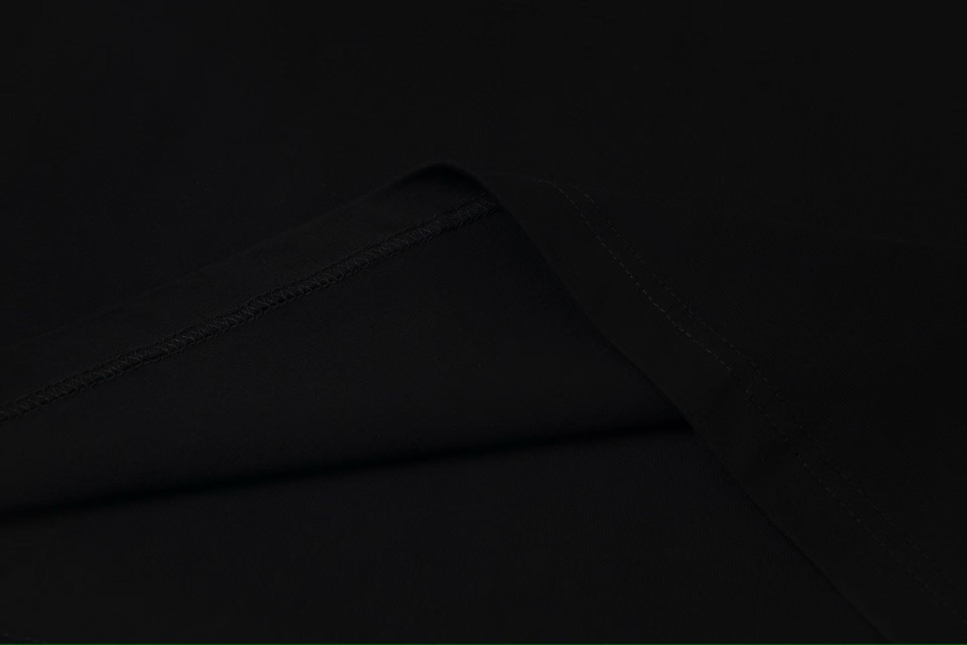 Chanel 一比一男款黑色刺繡LOGO T恤 領口設計極簡百搭款式| 8 Chanel 一比一男款黑色刺繡LOGO T恤 領口設計極簡百搭款式