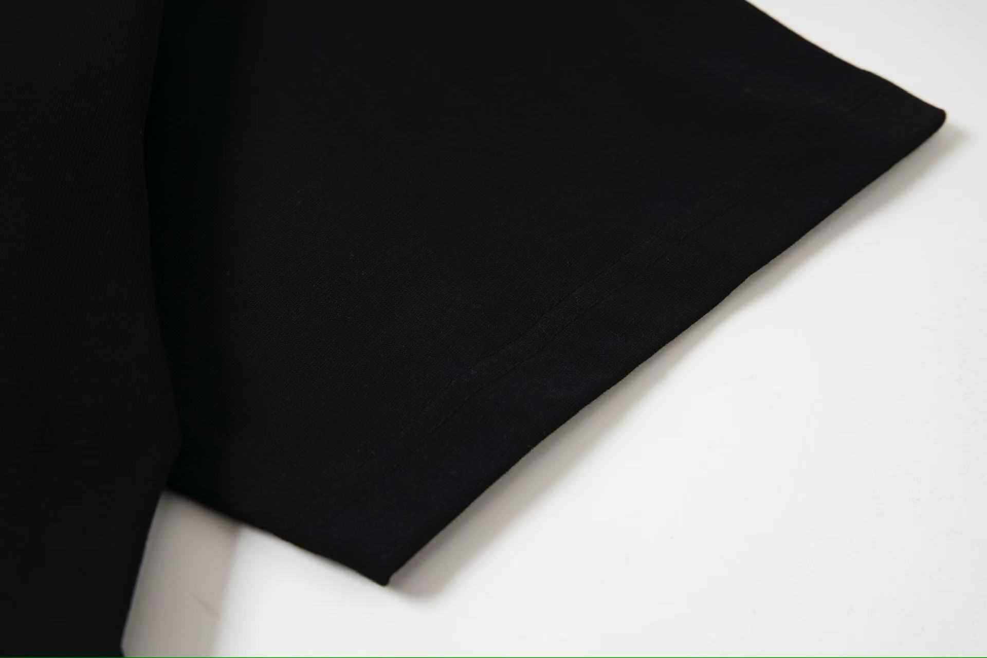 Chanel 一比一男款黑色刺繡LOGO T恤 領口設計極簡百搭款式| 7 Chanel 一比一男款黑色刺繡LOGO T恤 領口設計極簡百搭款式