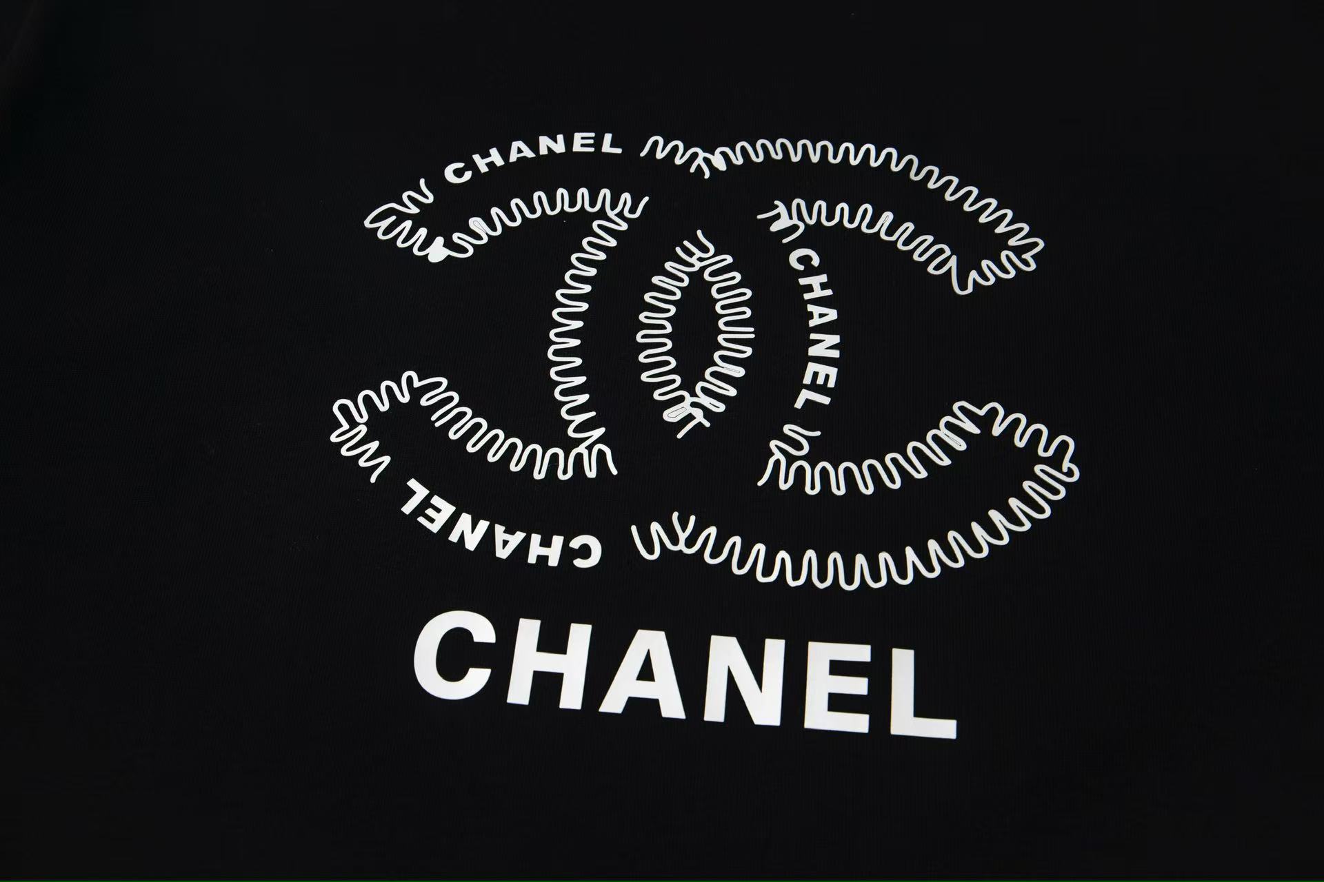 Chanel 原單男款黑色滿版字母雙C T恤 創意排版設計潮感十足| 13 Chanel 原單男款黑色滿版字母雙C T恤 創意排版設計潮感十足
