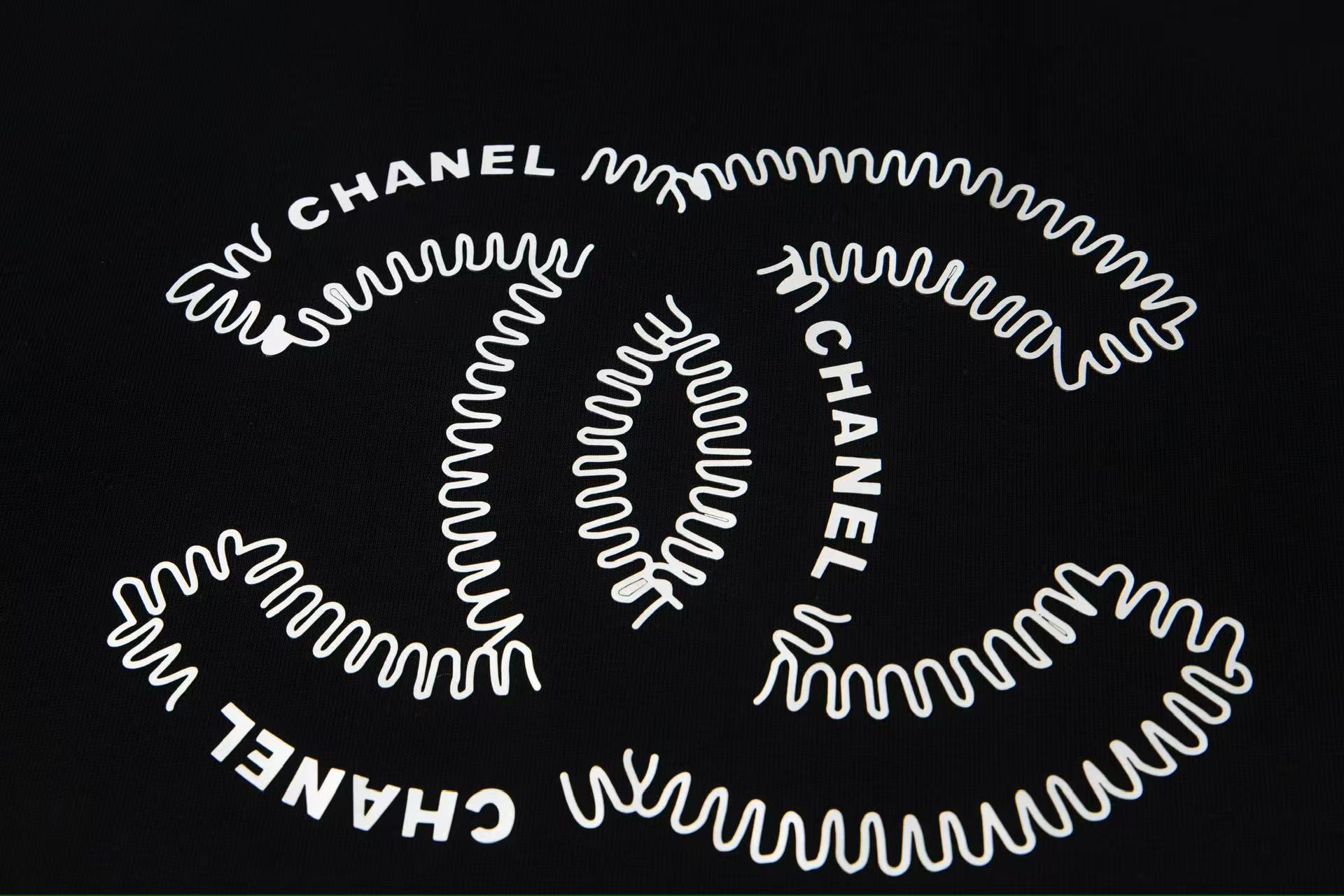 Chanel 原單男款黑色滿版字母雙C T恤 創意排版設計潮感十足| 12 Chanel 原單男款黑色滿版字母雙C T恤 創意排版設計潮感十足