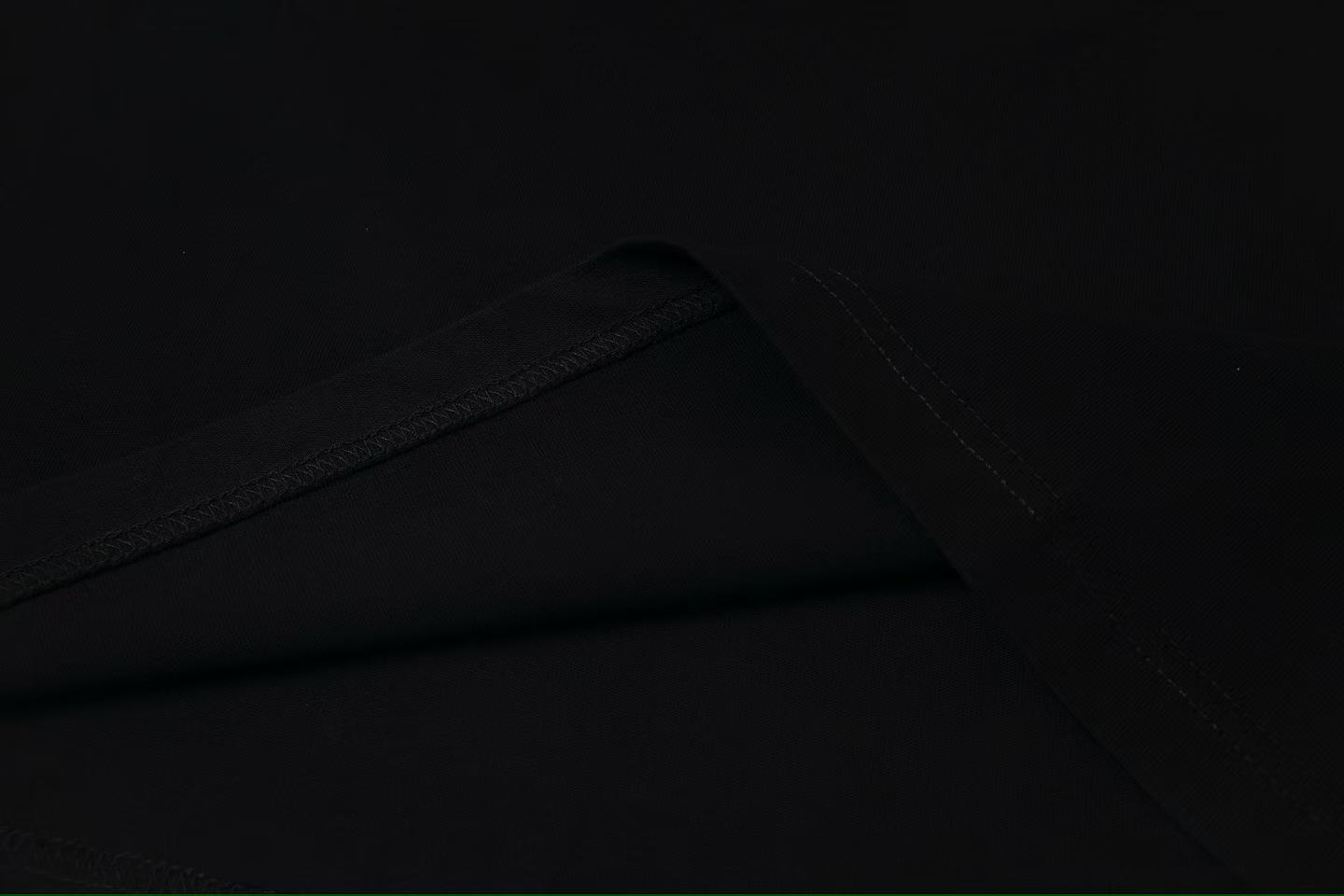 Chanel 原單男款黑色滿版字母雙C T恤 創意排版設計潮感十足| 10 Chanel 原單男款黑色滿版字母雙C T恤 創意排版設計潮感十足