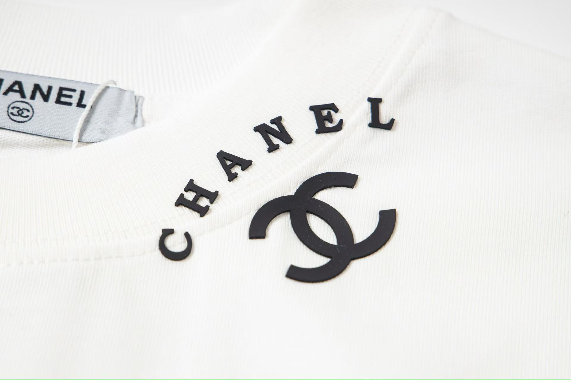 Chanel A貨男女款白色領口刺繡T恤 輕奢感極簡通勤穿搭首選| 13 Chanel A貨男女款白色領口刺繡T恤 輕奢感極簡通勤穿搭首選