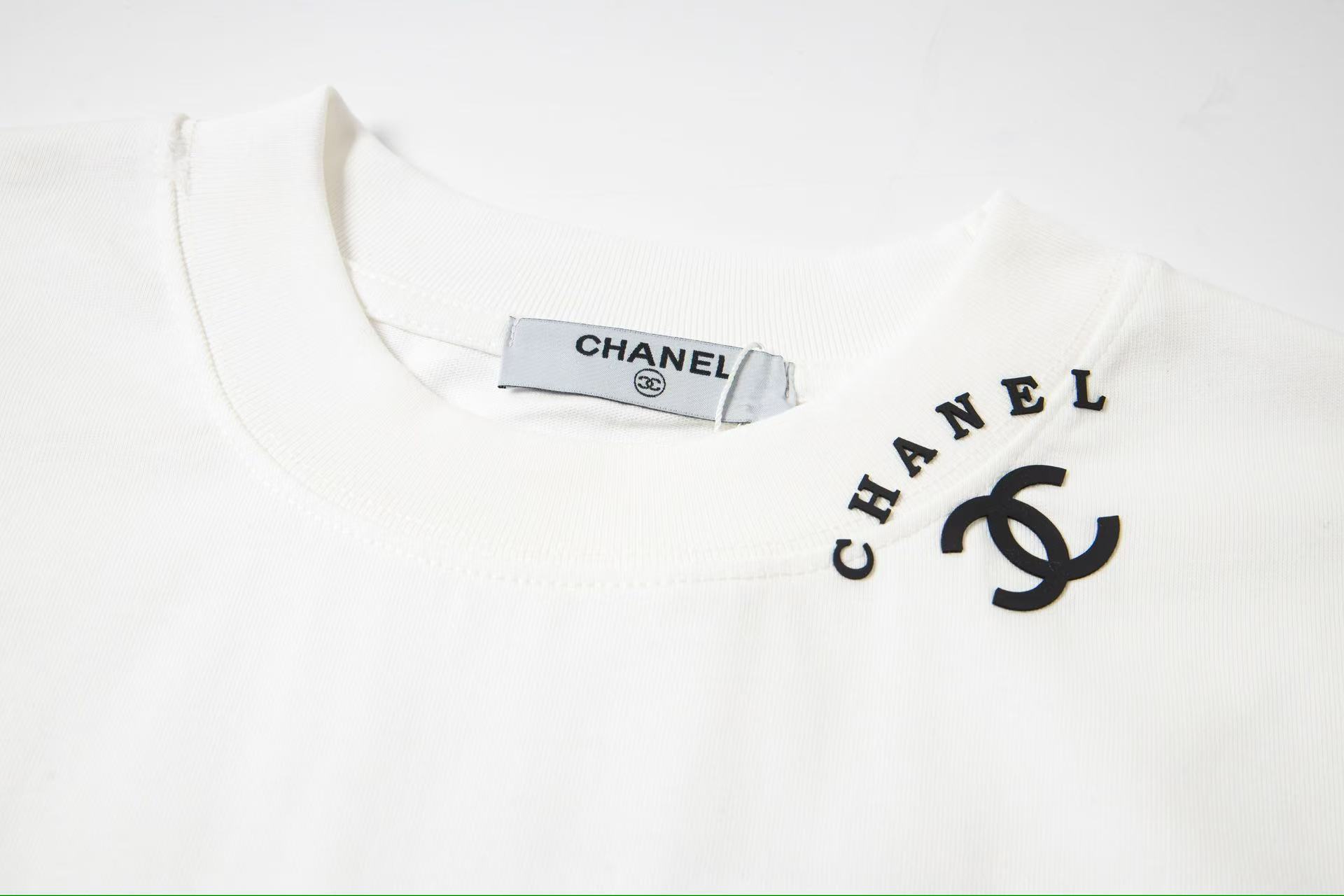Chanel A貨男女款白色領口刺繡T恤 輕奢感極簡通勤穿搭首選| 12 Chanel A貨男女款白色領口刺繡T恤 輕奢感極簡通勤穿搭首選