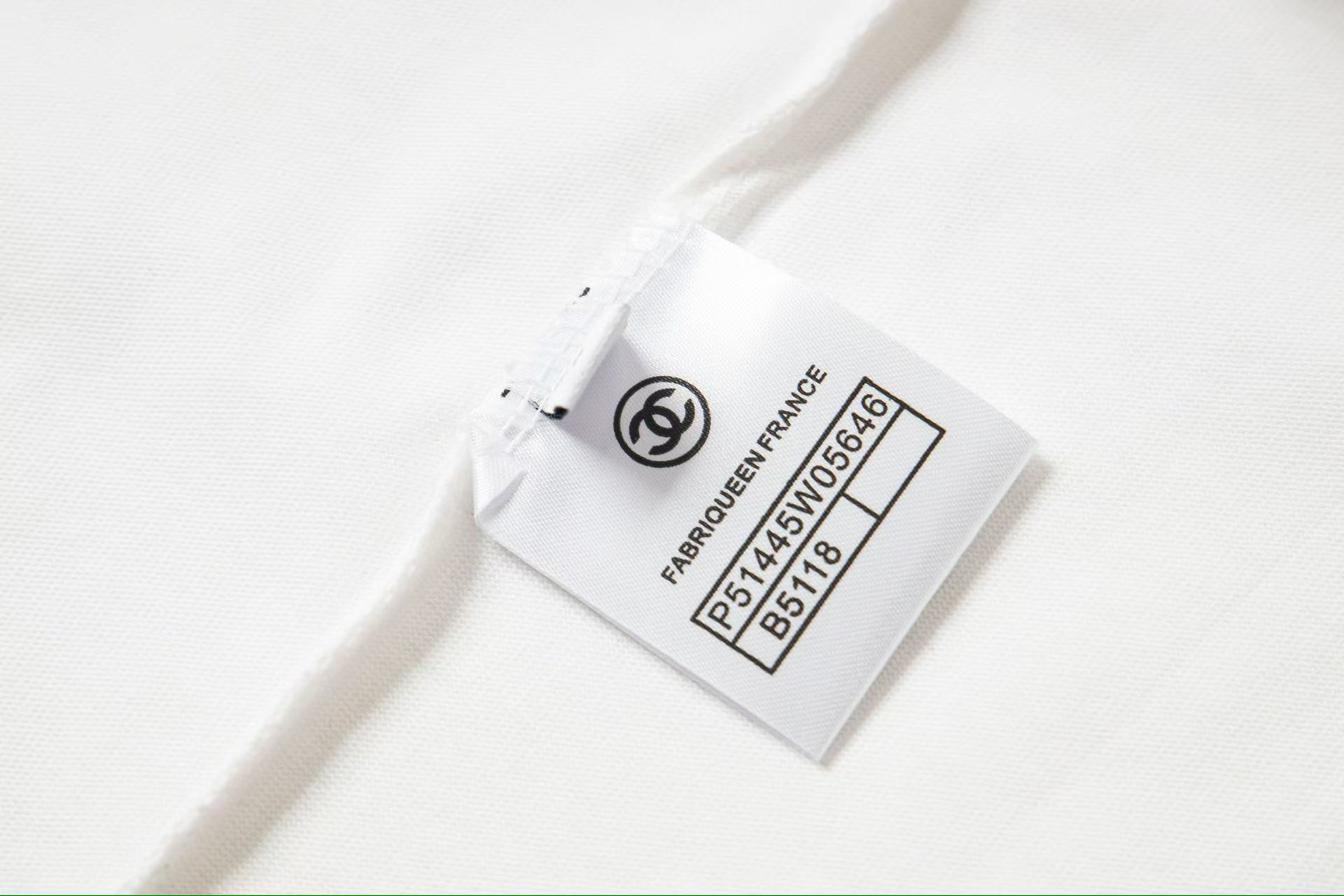 Chanel A貨男女款白色領口刺繡T恤 輕奢感極簡通勤穿搭首選| 9 Chanel A貨男女款白色領口刺繡T恤 輕奢感極簡通勤穿搭首選
