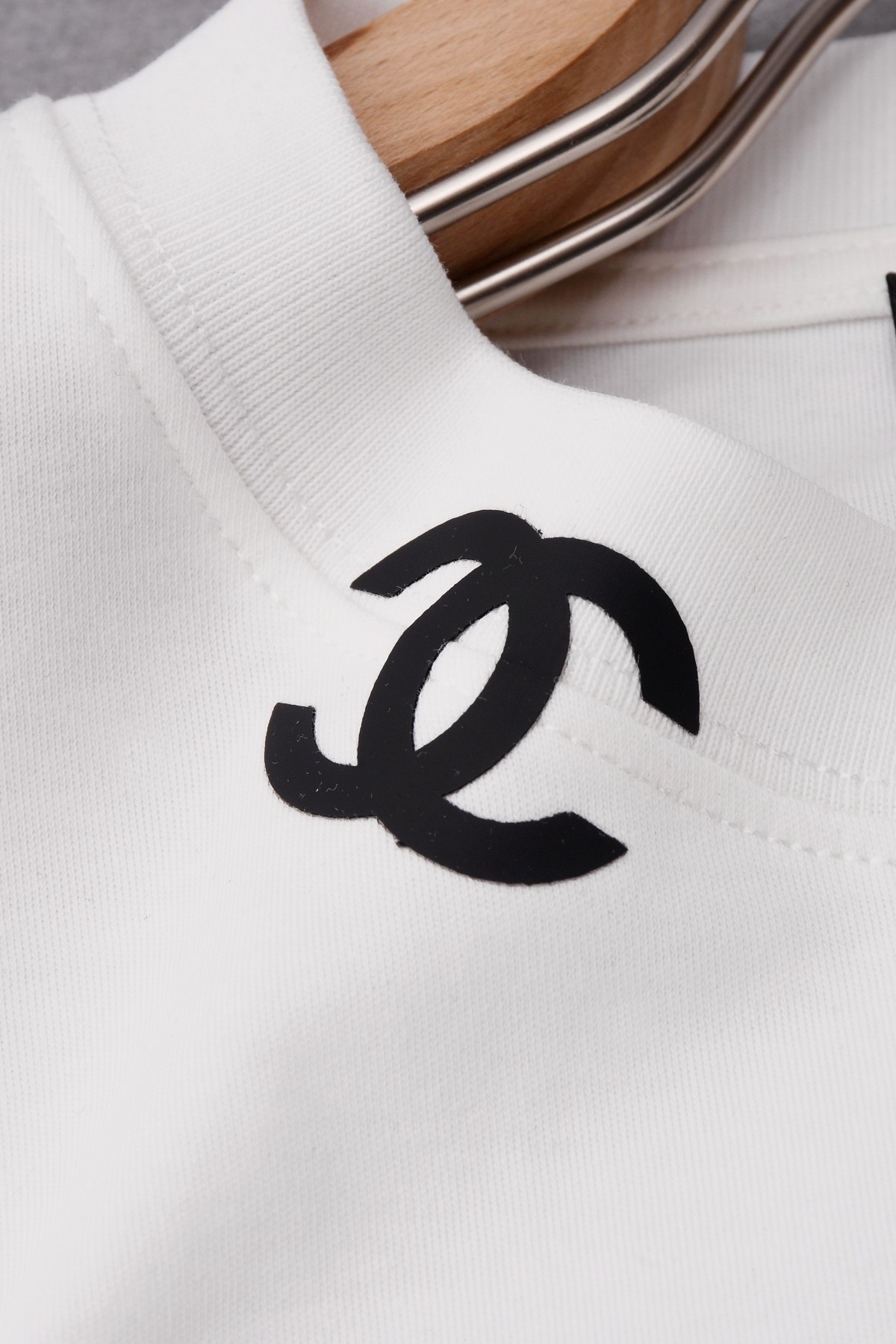 Chanel 一比一經典白T 恤 肩口雙C刺繡設計 男女款極簡風｜歐美奢侈品精品推薦