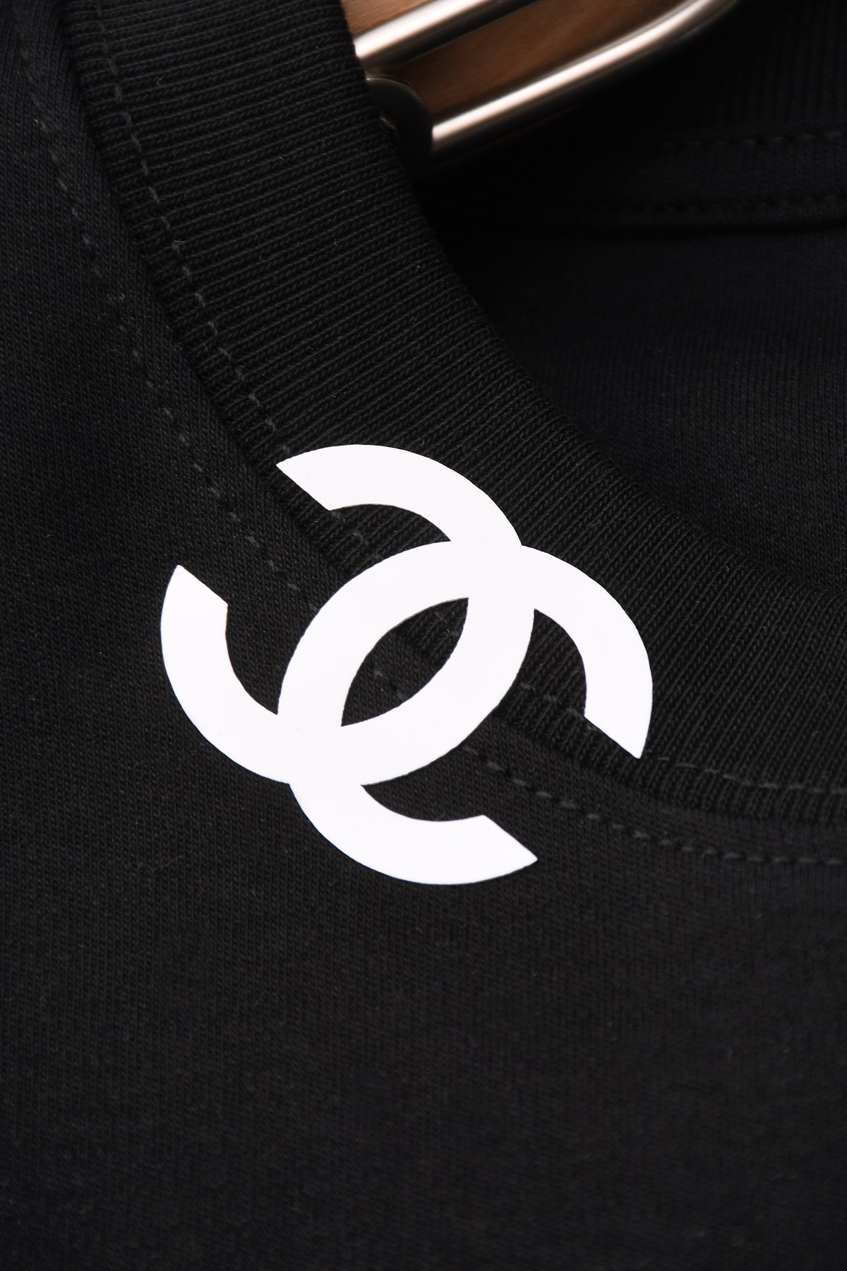 Chanel 高仿黑色LOGO短T 經典雙C刺繡 肩口點綴款｜歐美奢侈品精品推薦