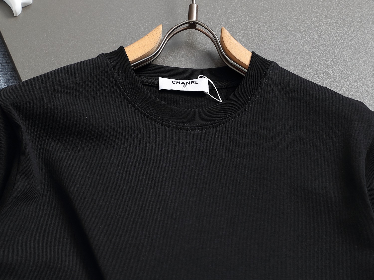 Chanel 高仿短袖T恤女款 經典黑雲朵刺繡設計 低調奢華質感｜歐美奢侈品精品推薦