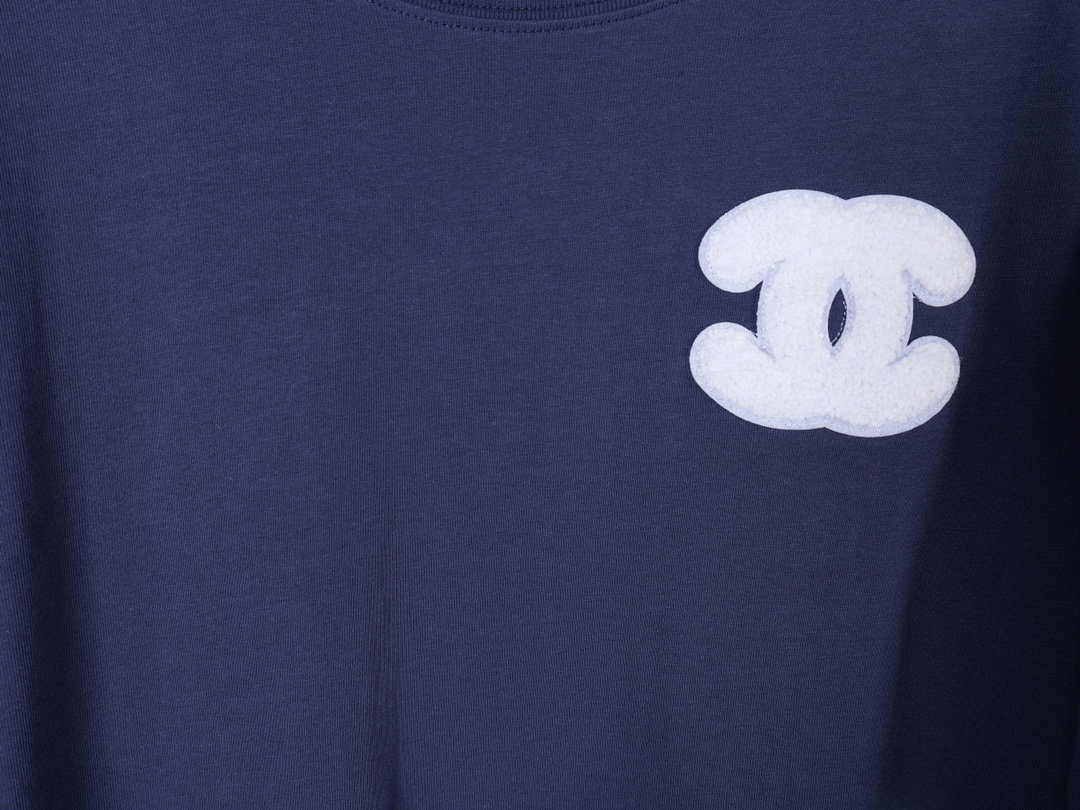 Chanel 高仿短袖T恤男女款共穿款 經典雙C圖樣 夏日清爽風格｜歐美奢侈品精品推薦