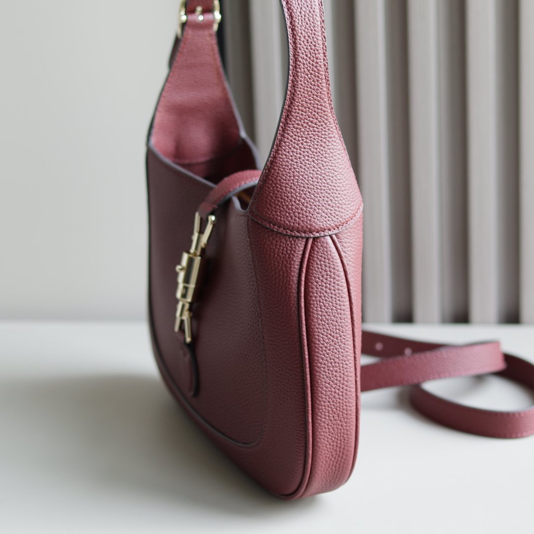 Gucci高仿Jackie 1961酒紅色肩背包 荔枝紋粒面皮革女用款|超A仿原單精品圖片 13 Gucci高仿Jackie 1961酒紅色肩背包 荔枝紋粒面皮革女用款|歐美奢侈品精品推薦