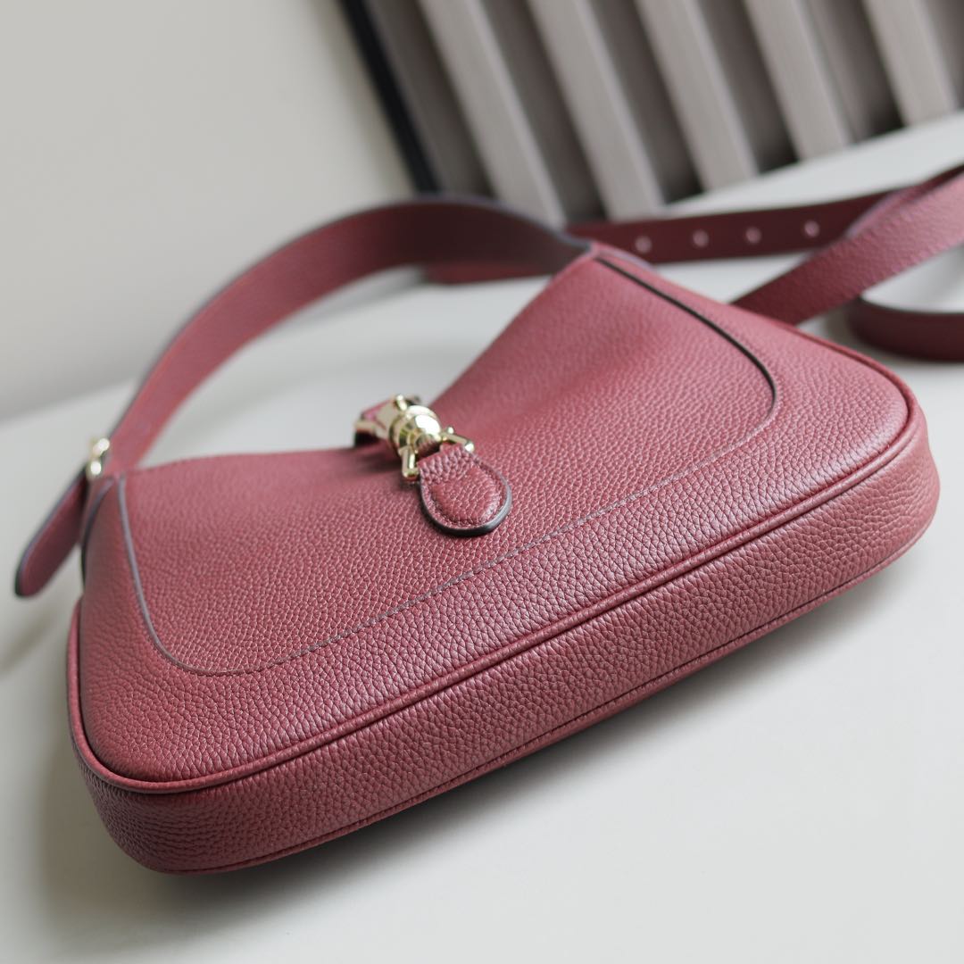 Gucci高仿Jackie 1961酒紅色肩背包 荔枝紋粒面皮革女用款|超A仿原單精品圖片 12 Gucci高仿Jackie 1961酒紅色肩背包 荔枝紋粒面皮革女用款|歐美奢侈品精品推薦