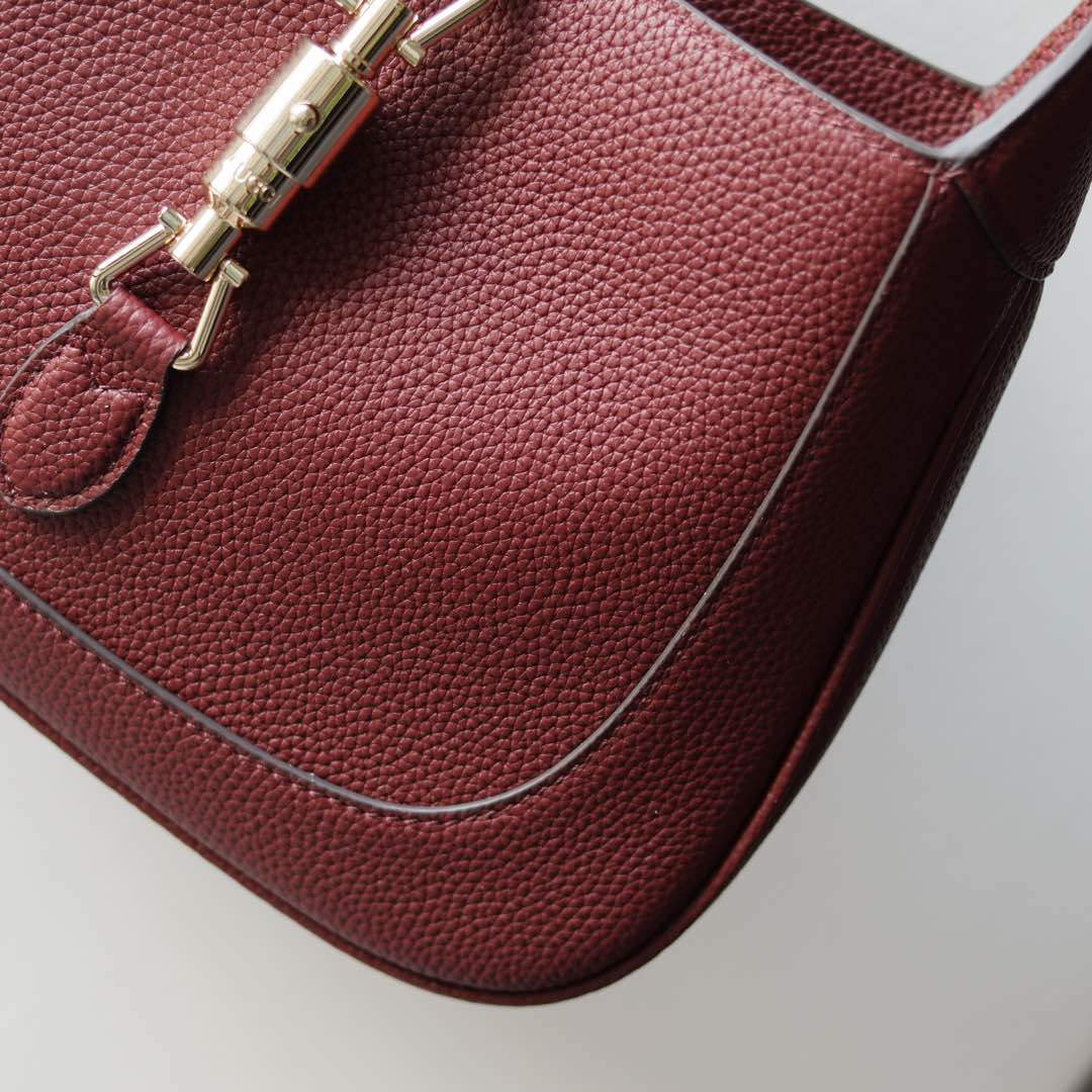 Gucci高仿Jackie 1961酒紅色肩背包 荔枝紋粒面皮革女用款|超A仿原單精品圖片 10 Gucci高仿Jackie 1961酒紅色肩背包 荔枝紋粒面皮革女用款|歐美奢侈品精品推薦