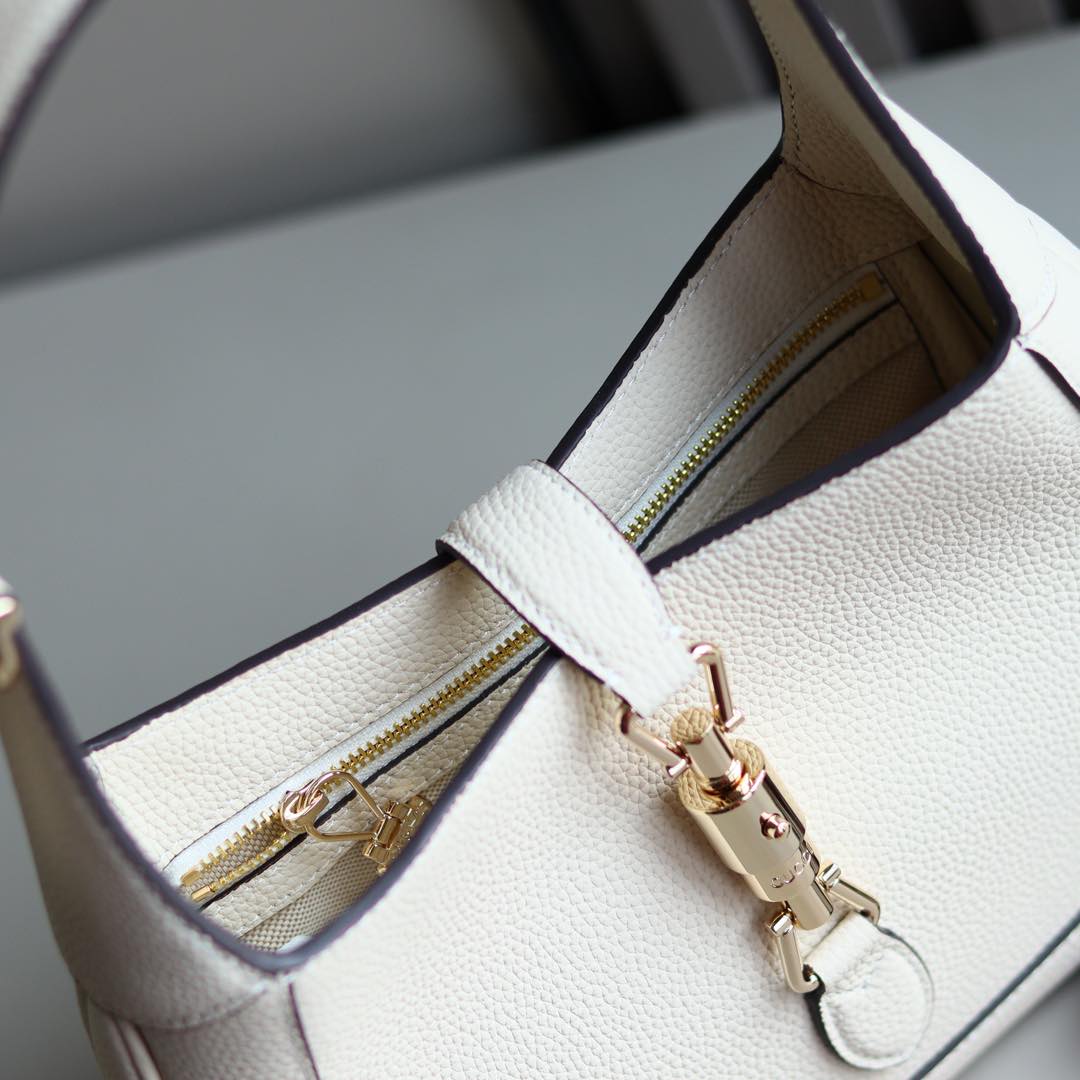 Gucci一比一Jackie 1961米白色包 粒面皮革打造極簡時尚感|超A仿原單精品圖片 11 Gucci一比一Jackie 1961米白色包 粒面皮革打造極簡時尚感|歐美奢侈品精品推薦
