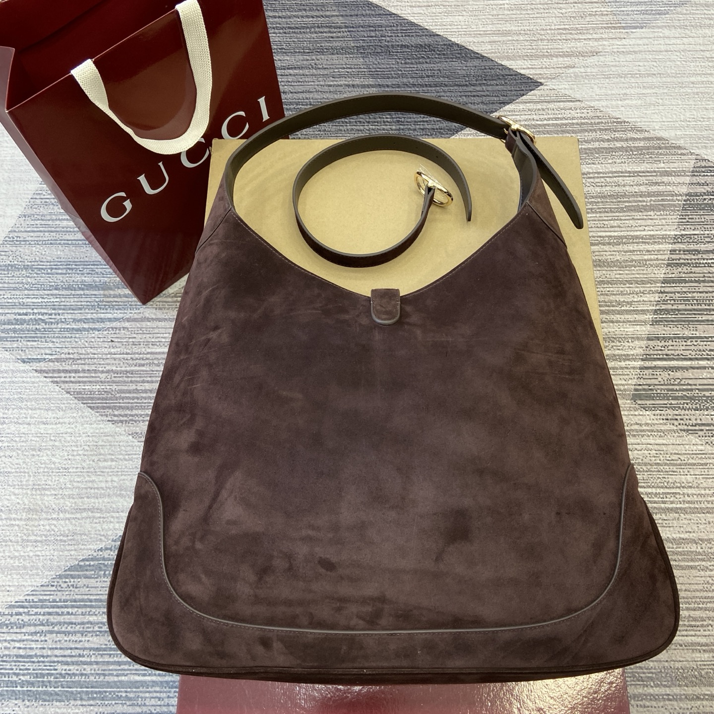 Gucci高仿Jackie 1961麂皮大包 深咖色柔感質地百搭托特設計| 13 Gucci高仿Jackie 1961麂皮大包 深咖色柔感質地百搭托特設計