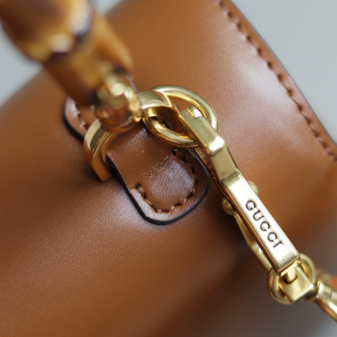 Gucci高仿Bamboo 1947中型肩背包 焦糖皮竹節手把模特演繹款|超A仿原單精品圖片 17 Gucci高仿Bamboo 1947中型肩背包 焦糖皮竹節手把模特演繹款|歐美奢侈品精品推薦